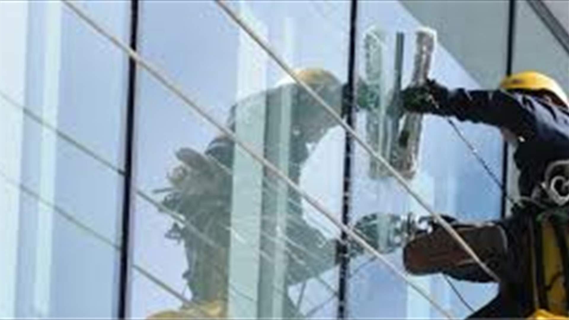 بالفيديو- رياح قوية تُفاجئ عاملي تنظيف النوافذ... فهل تغلّبت عليهما؟
