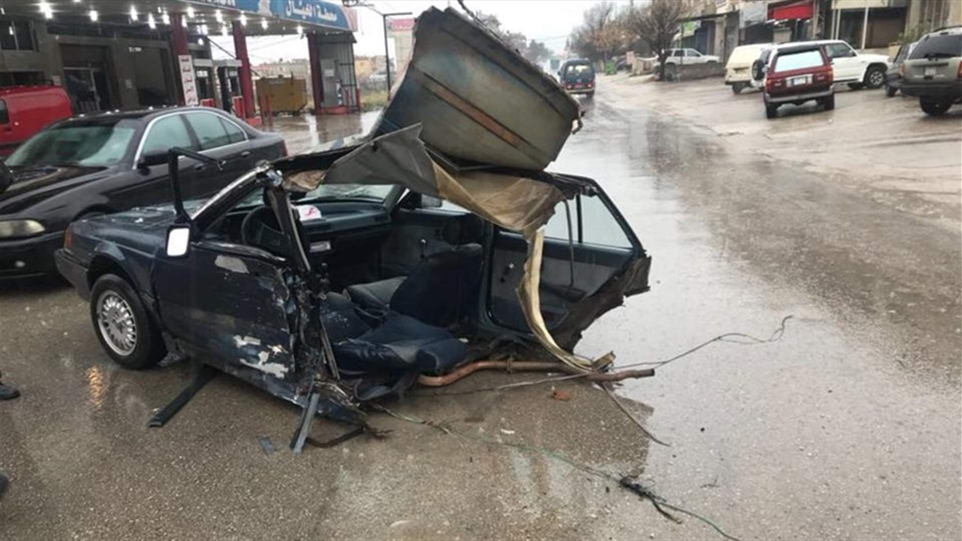بالصور - حادث مروع في تمنين... وانشطار سيارة الى نصفين