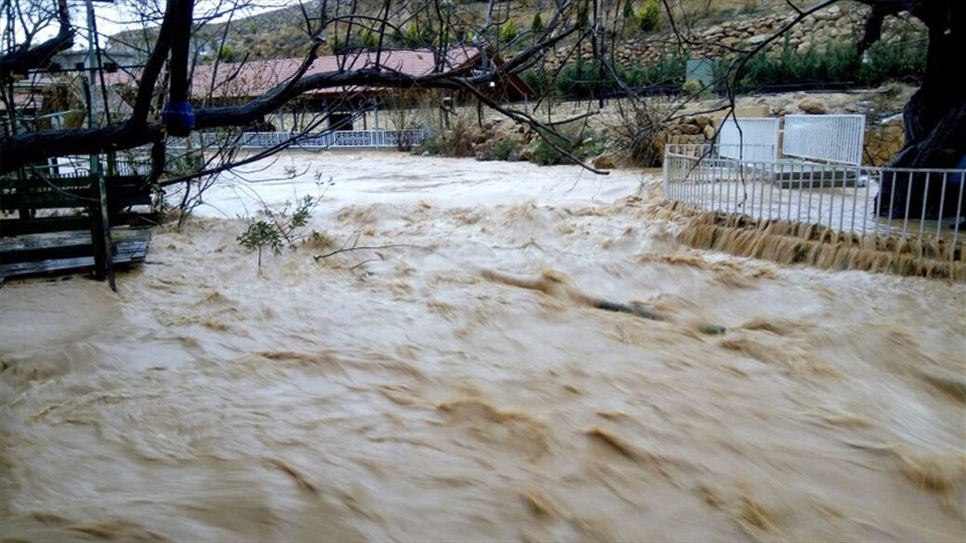 المياه غمرت المقاهي على ضفاف نهر العاصي