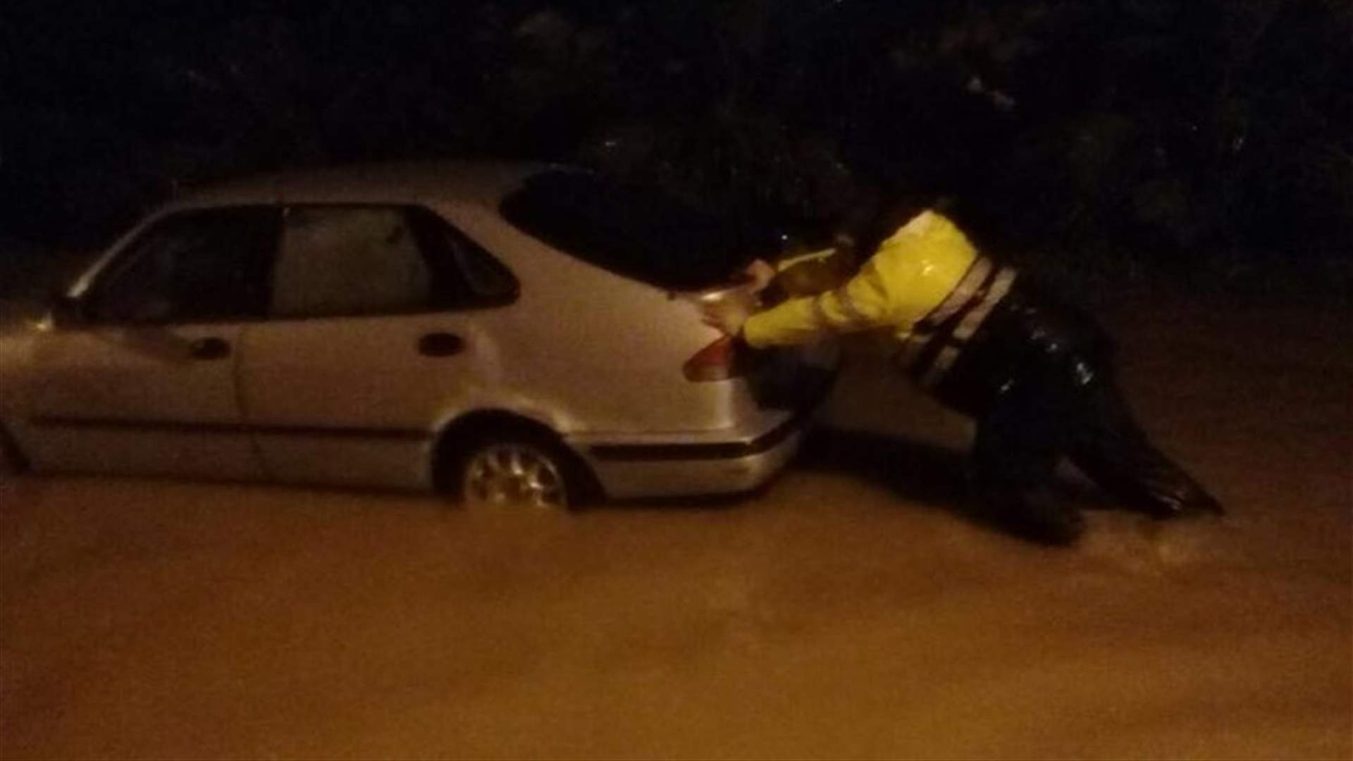 بالصور - إنقاذ مواطنين احتجزوا داخل سياراتهم على بولڤار عمشيت بسبب تبرّك المياه