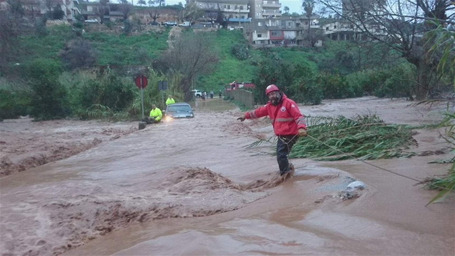 بالصورة - غمرت السيول سيارته وحاصرته في طرابلس