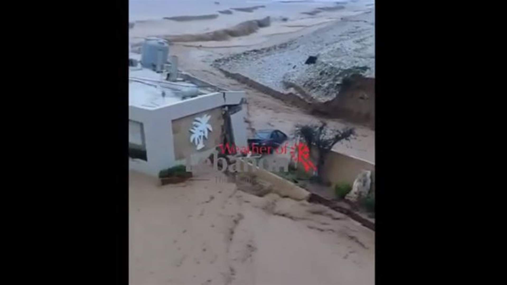 بالفيديو-  السيول تجرف سيارة نحو البحر في شكا