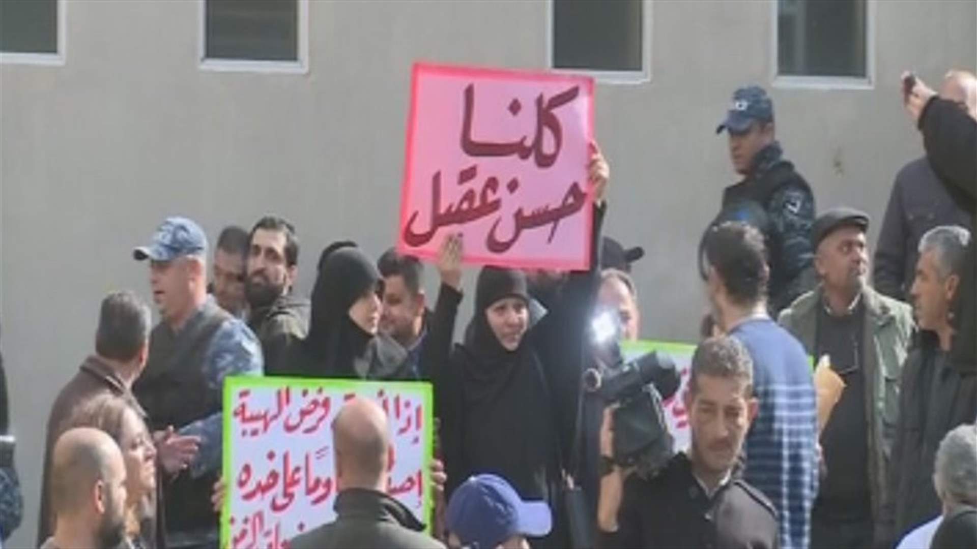 [PHOTOS] EDL contract workers stage sit-in, clash with security forces