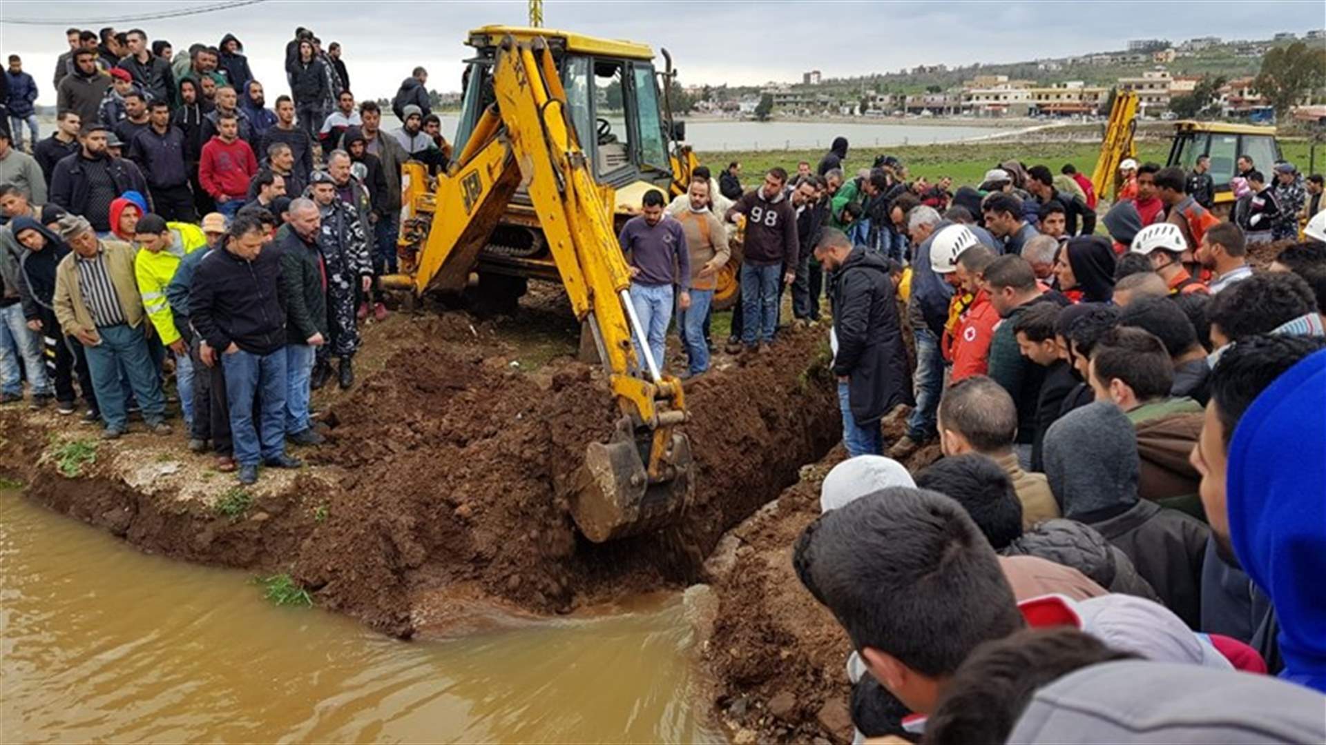 بالصور- سقوط طفل في بركة مياه...وهكذا جرت عملية انتشاله