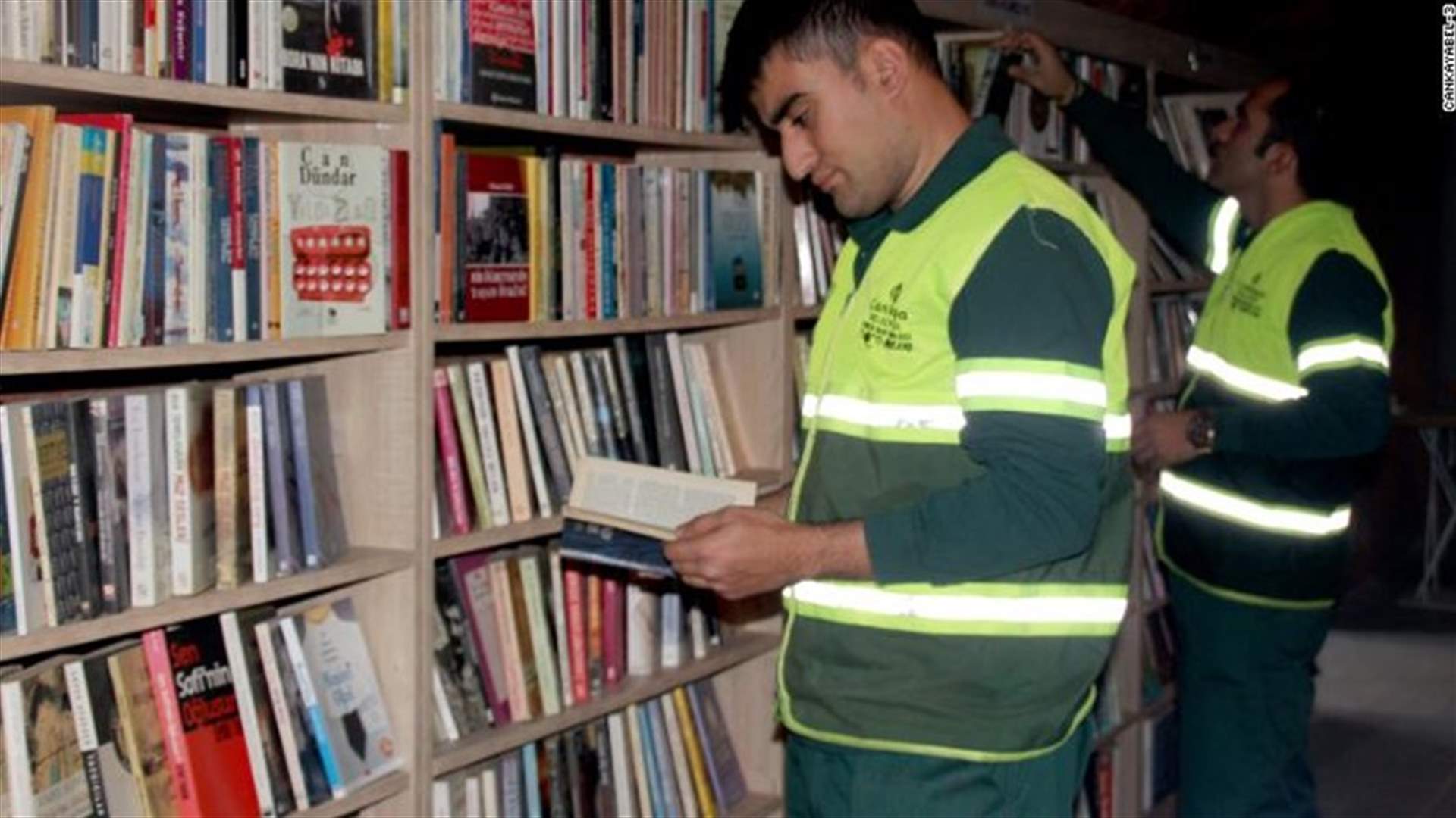 عمّال نظافة يفتتحون مكتبة من الكتب في سلة المهملات