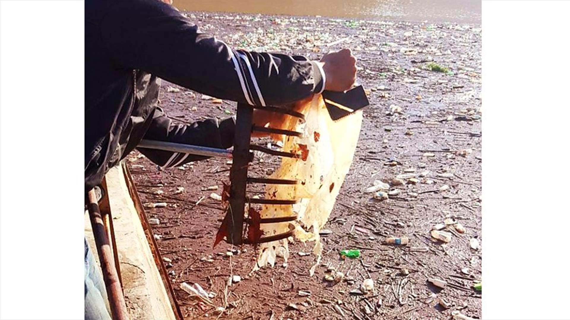 بالصورة - بحيرة عيون السمك تحولت إلى مستوعب للنفايات