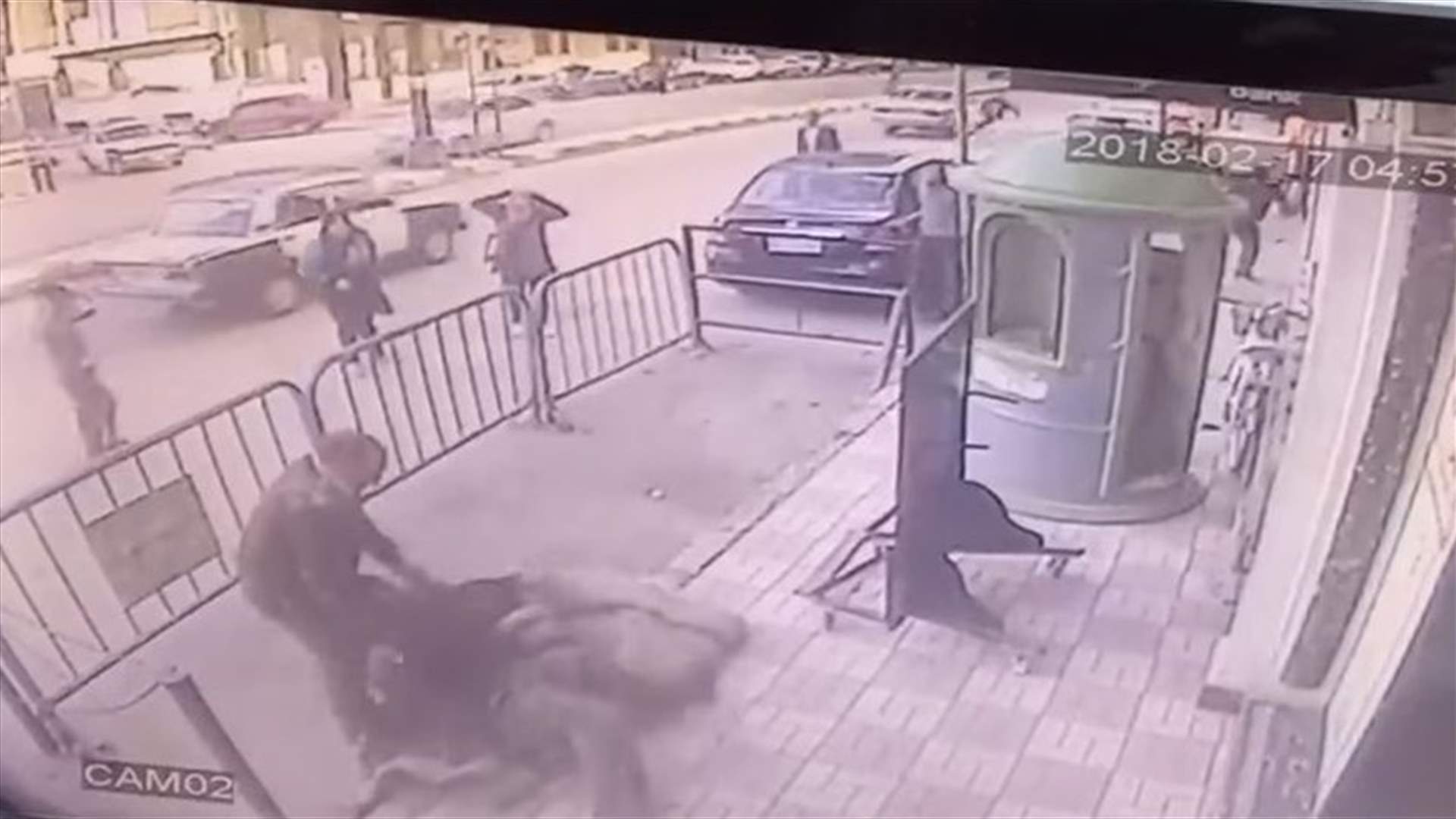 بالفيديو: طفلٌ يسقط من الطابق الثالث... شاهدوا كيف أنقذه رجال الشرطة