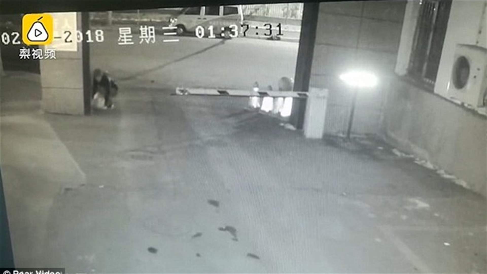 بالفيديو- رمى طفلاً صغيراً على الطريق في البرد القارص...