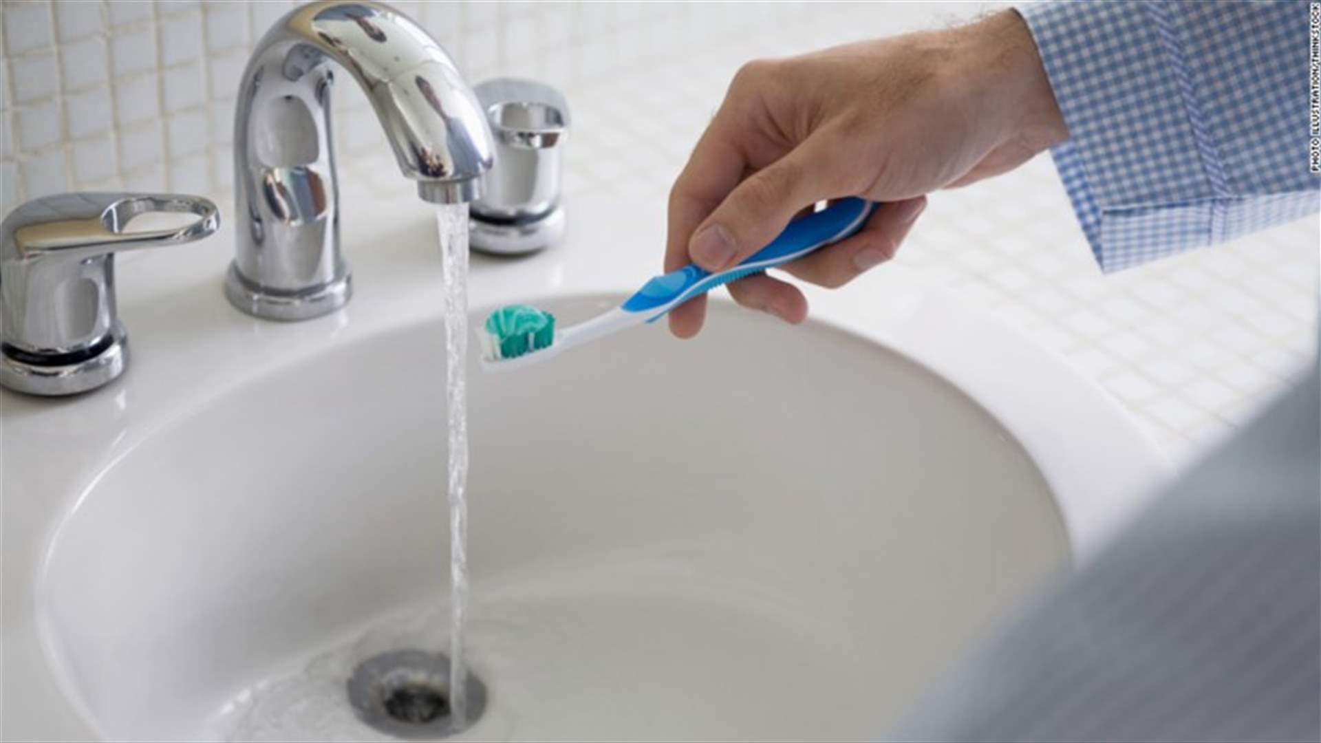 هل يجب تبليل فرشاة الأسنان قبل وضع المعجون أو بعده؟