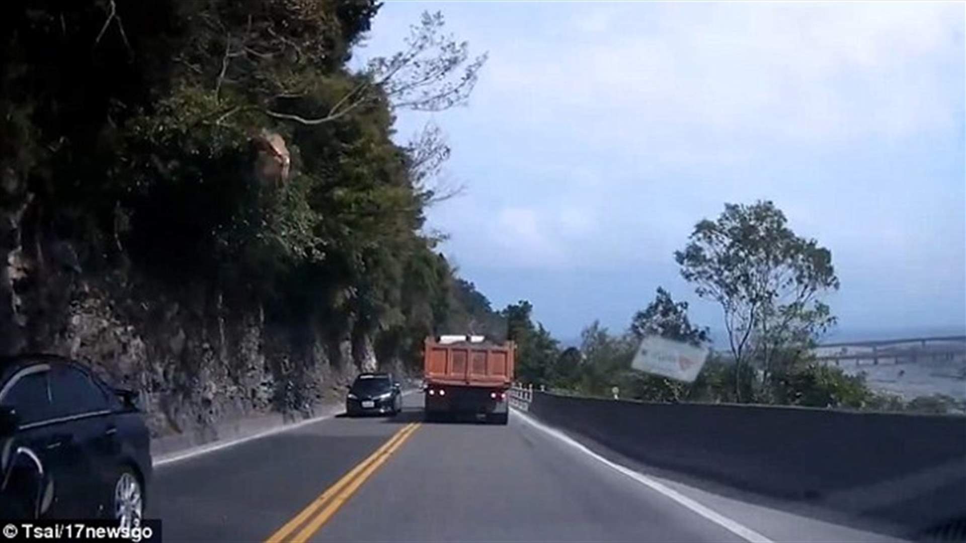 بالفيديو – كاميرا سيارته وثّقت نجاته من حادث مرعب على طريق سريع!