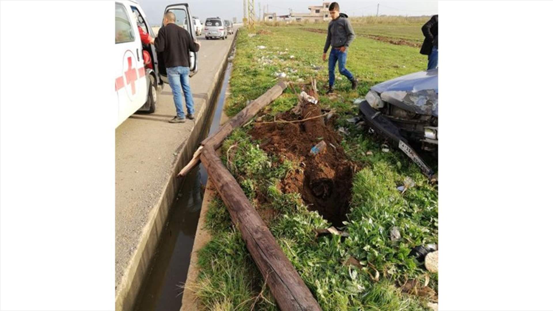 بالصورة- سيارة تصطدم بعمود وتشطره نصفين