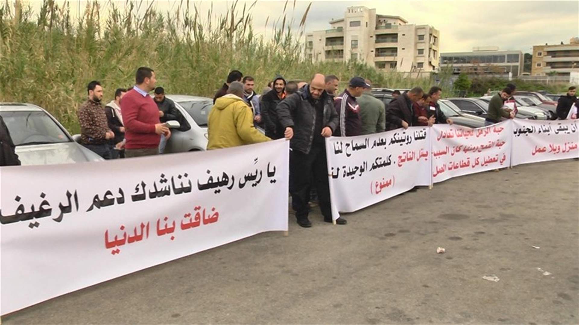 اعتصام لأصحاب وسائقي الشاحنات جنوبا للسماح لهم بالعمل