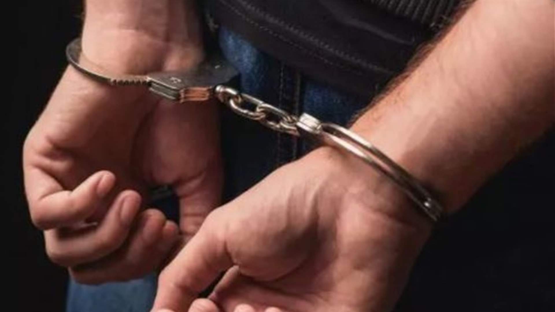 احتجز ابنتيه التوأم واغتصبهما لأكثر من 10 سنوات!
