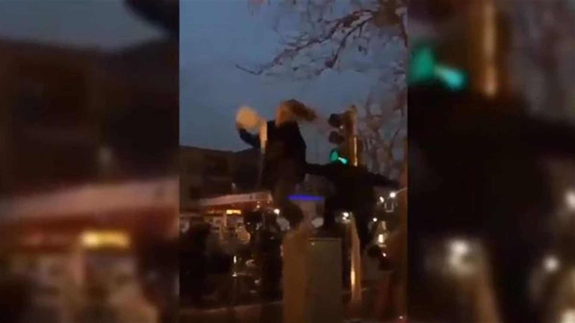 جدل حول فيديو اعتداء شرطي ايراني على محتجة ضد الحجاب