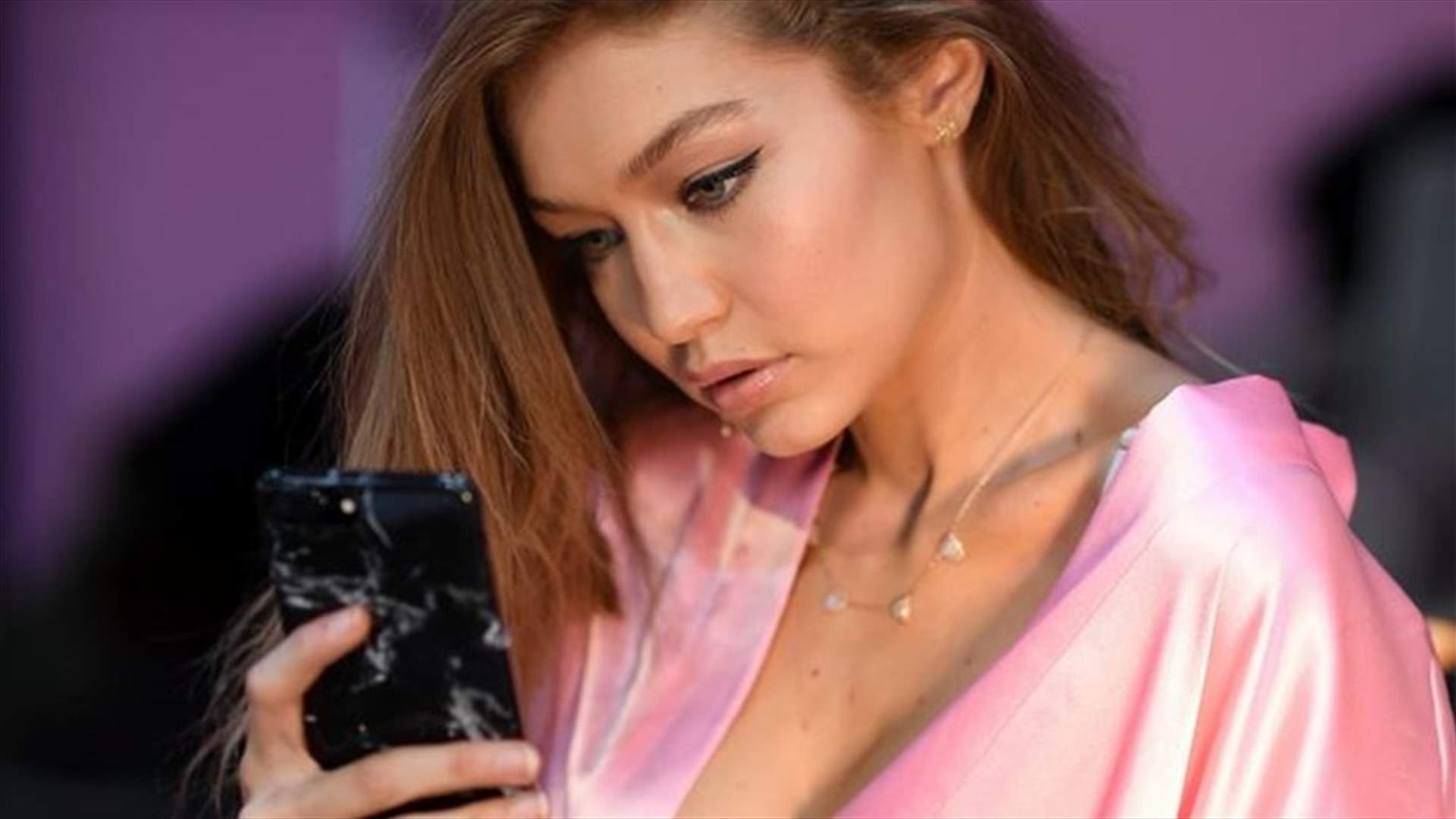 بالصورة – تحذير على هاتف جيجي حديد...