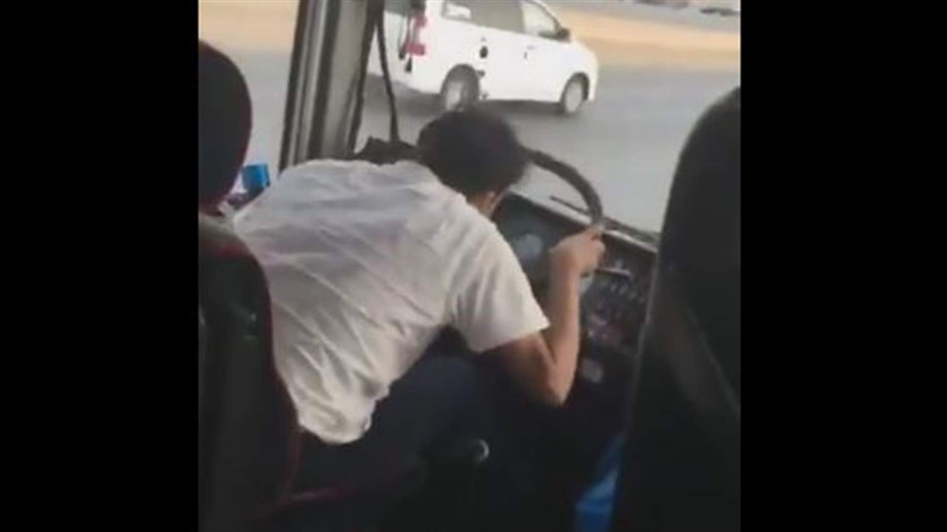 بالفيديو- السلطات السعودية تلاحق سائقاً بسبب حركاته الغريبة أثناء القيادة