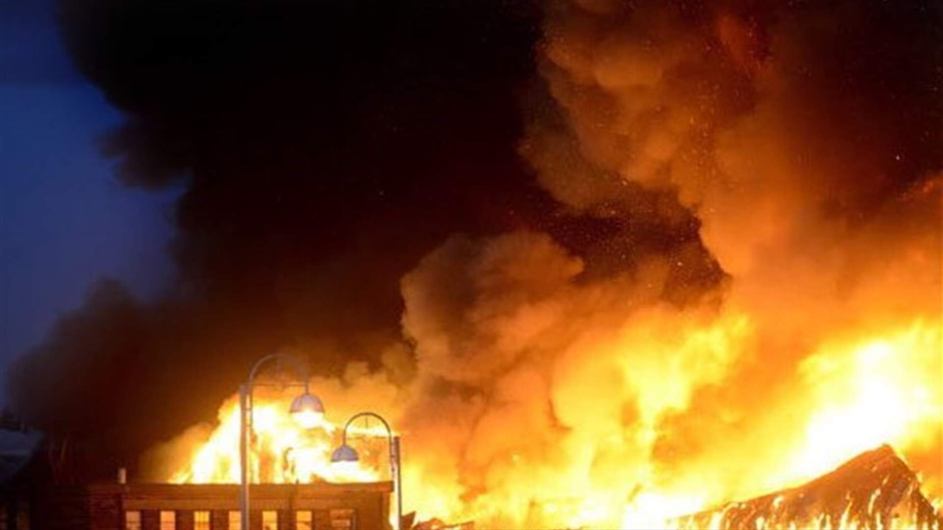 بالفيديو- حريق كبير في بريطانيا بعد أنباء عن وقوع انفجار