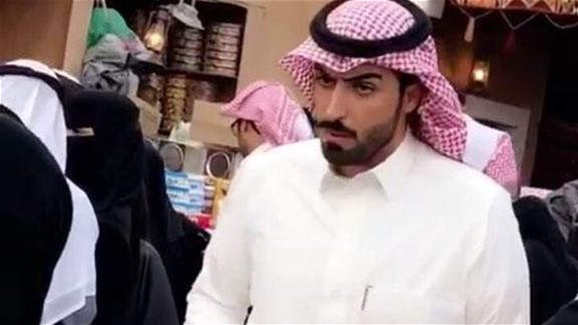 بالفيديو - بائع البسكويت يسحر السعوديات ويشعل تويتر بوسامته