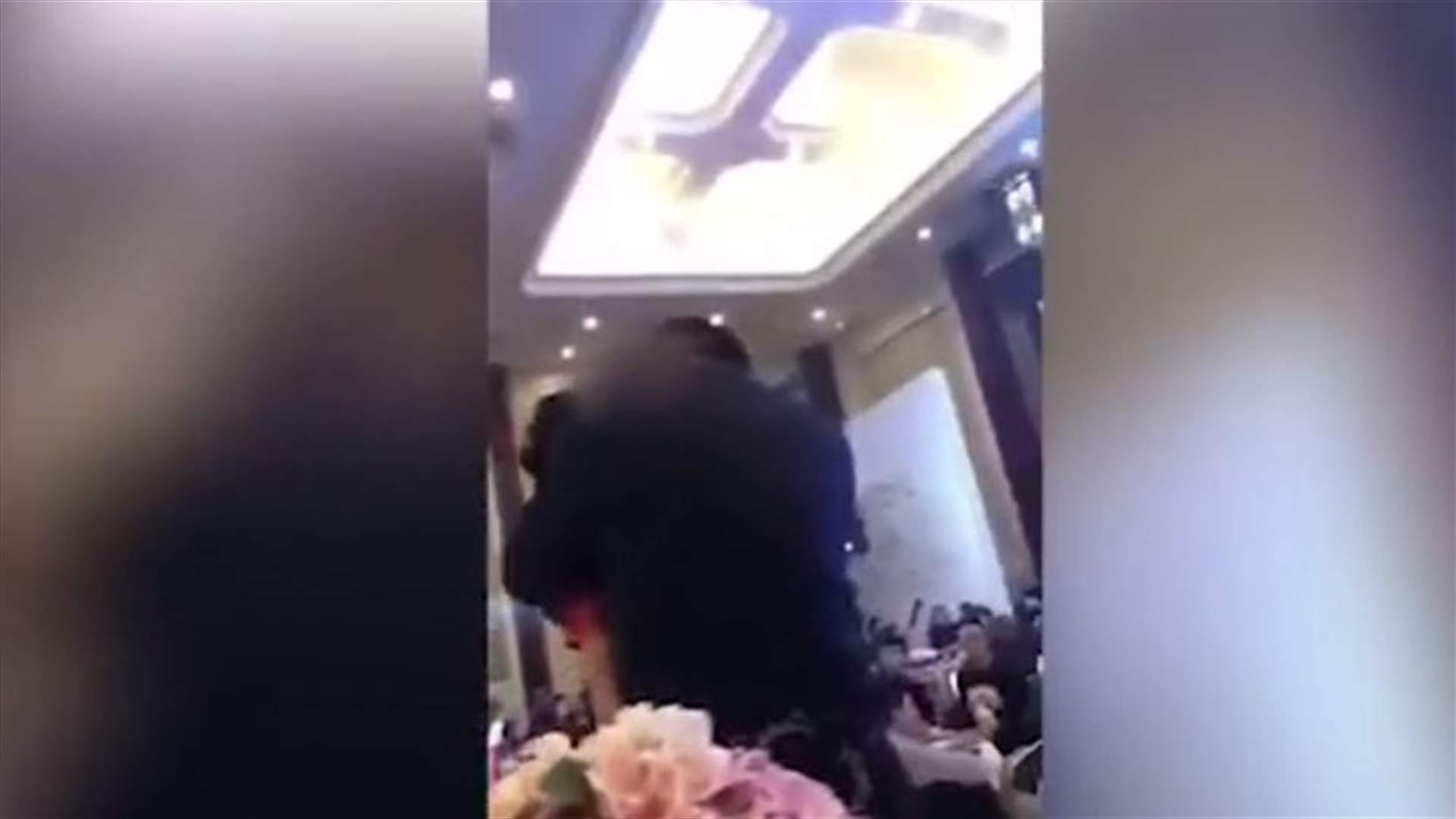 بالفيديو- رجل ثمل قبّل زوجة ابنه على شفتيها... في حفل الزفاف!