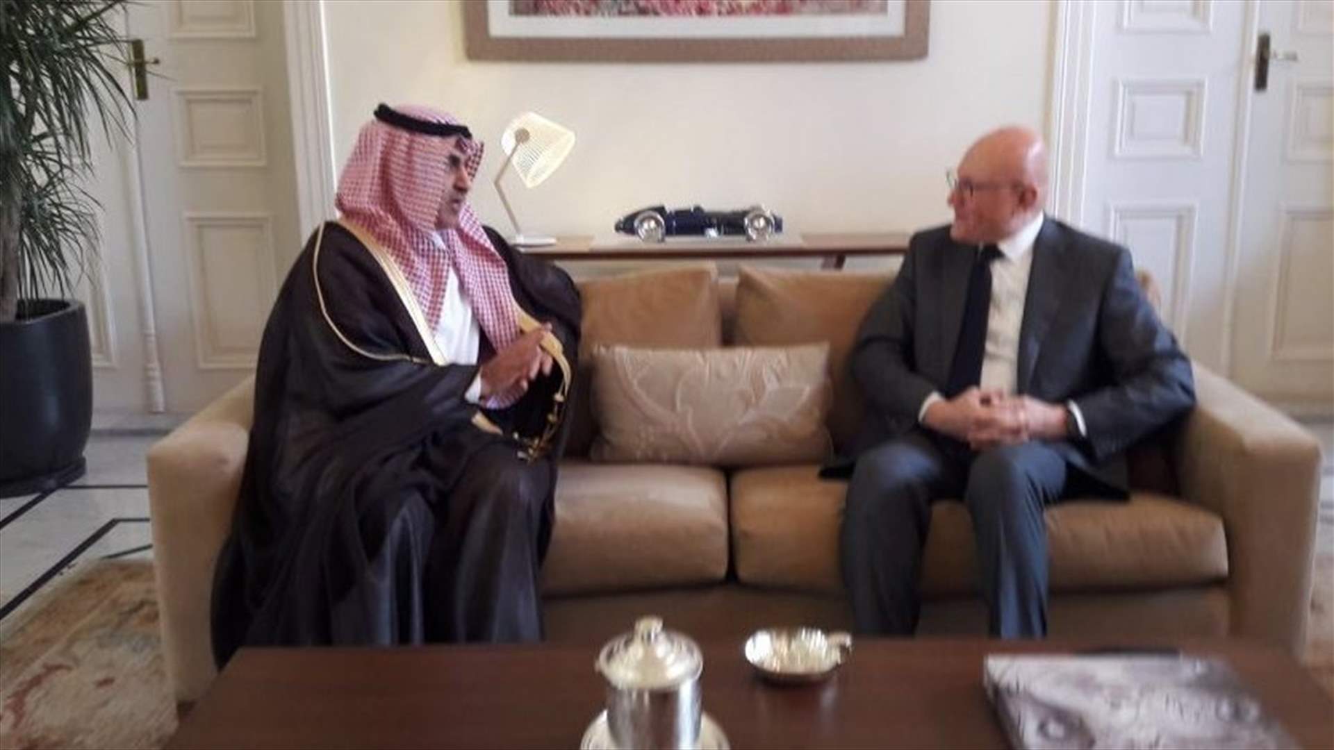 Al-Aloula meets with former PM Salam in Mseitbeh