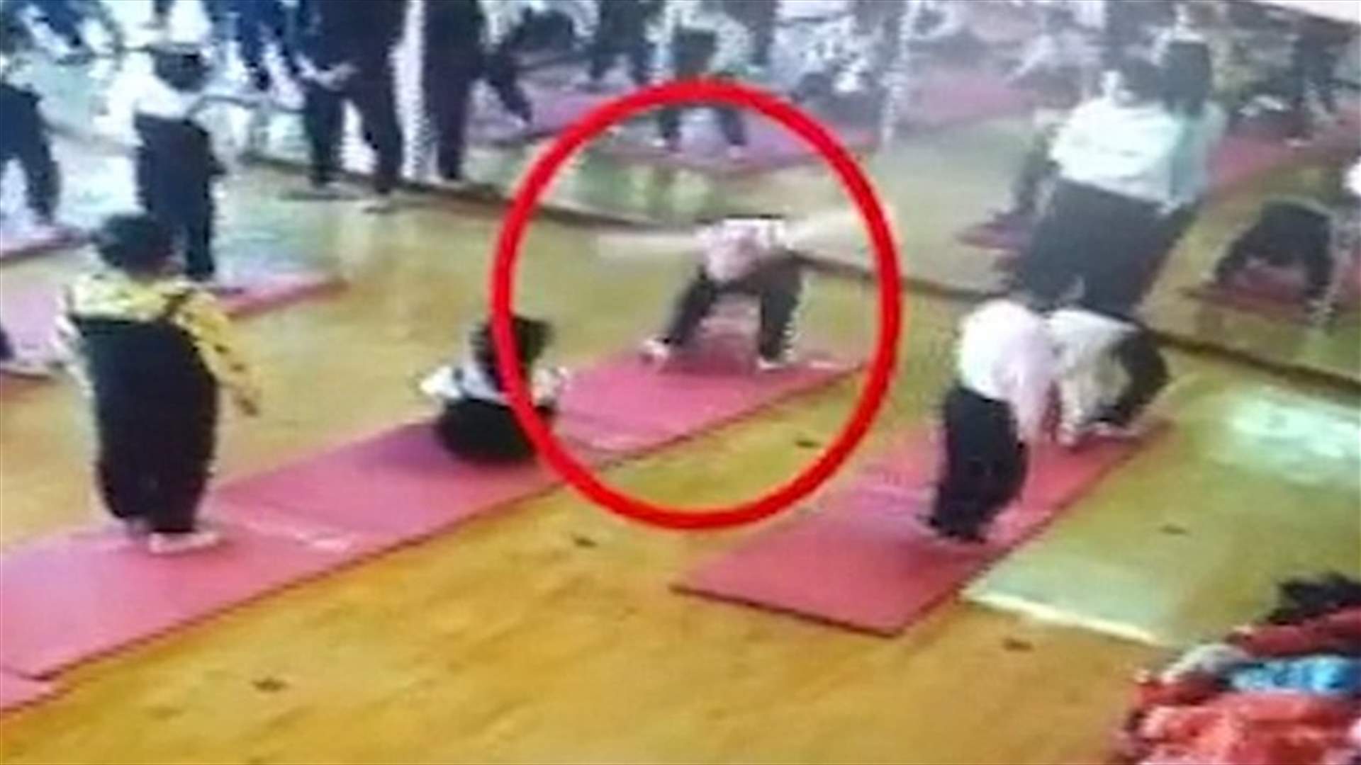 بالفيديو – طفلة الأربع سنوات تُصاب بالشلل... في صفّ الرقص!
