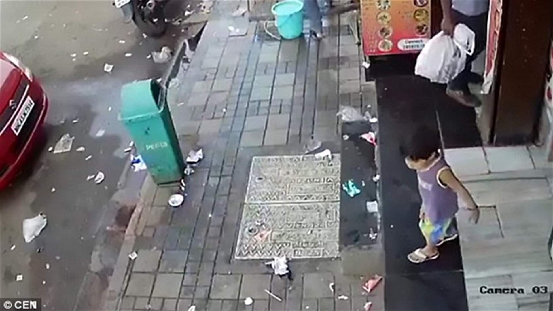 بالفيديو – خطف طفلة بحضور والدها... ببرودة تامّة!