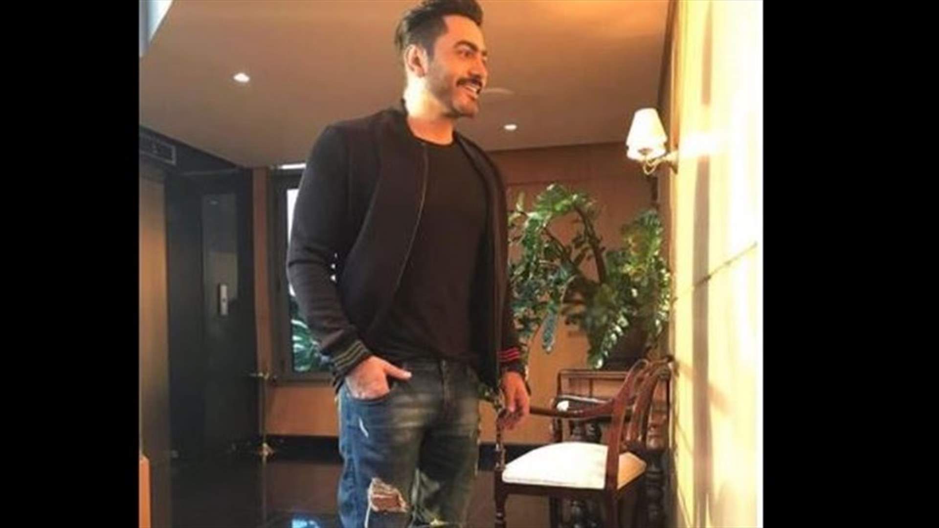 بالفيديو- تامر حسني بحالة ثمل وتصرفات غريبة من قبله... ما هي القصة؟