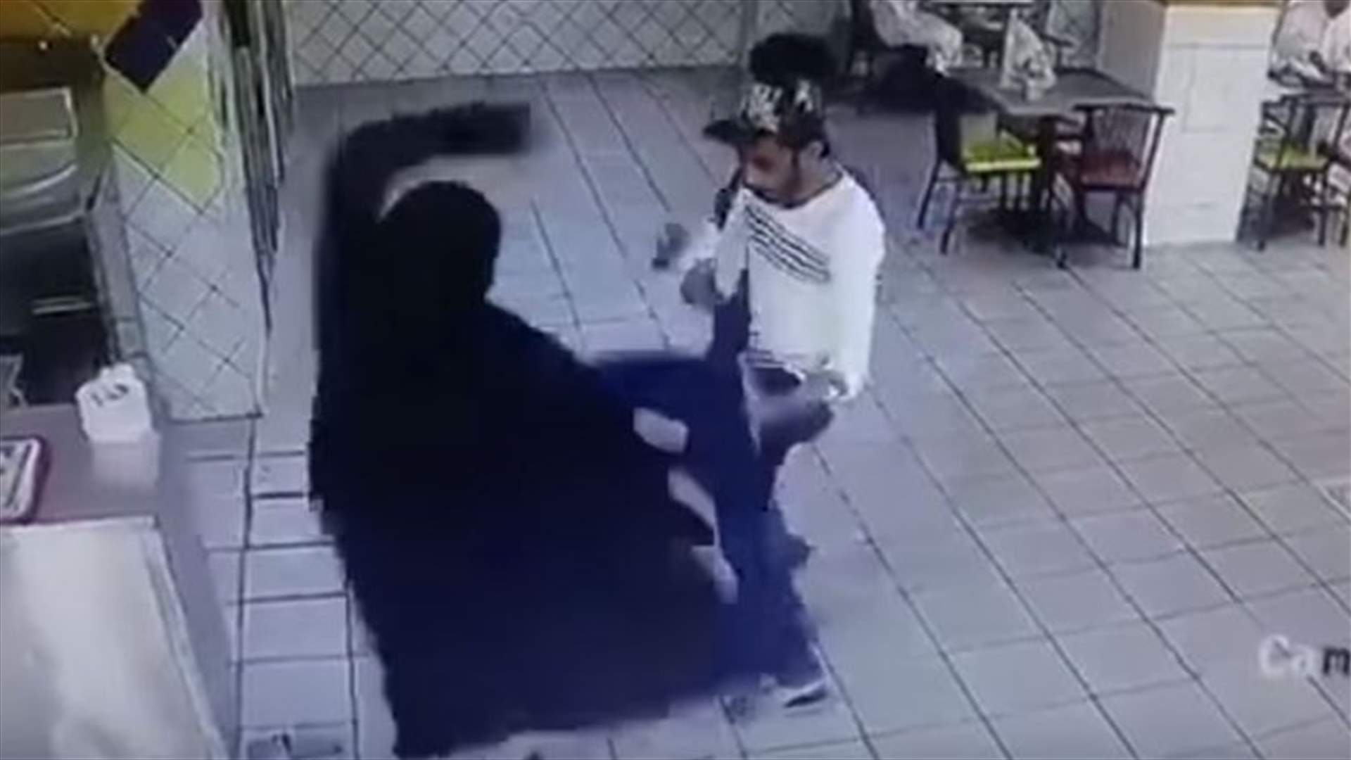 بالفيديو – سعودية تنهال بالضرب على شاب في المطعم