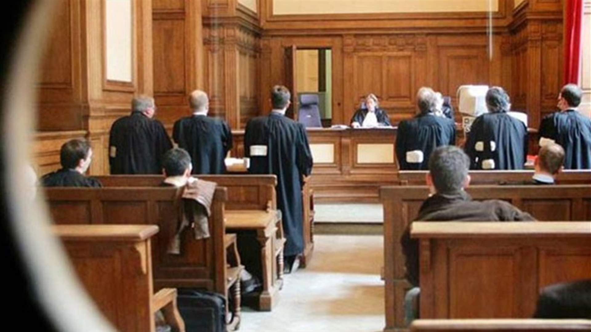 امرأة تضرم النار بنفسها في قاعة المحكمة بسبب حكمٍ قضائي