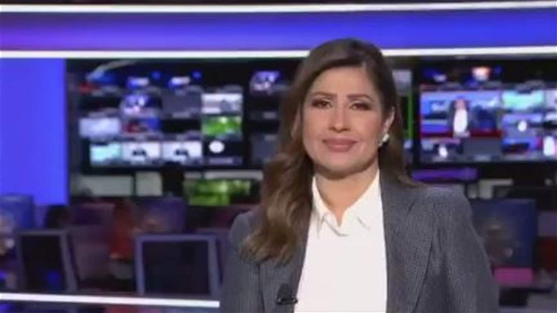 بالفيديو- رجل أمن يقتحم استديو الأخبار لإخراج المذيعة من النشرة!
