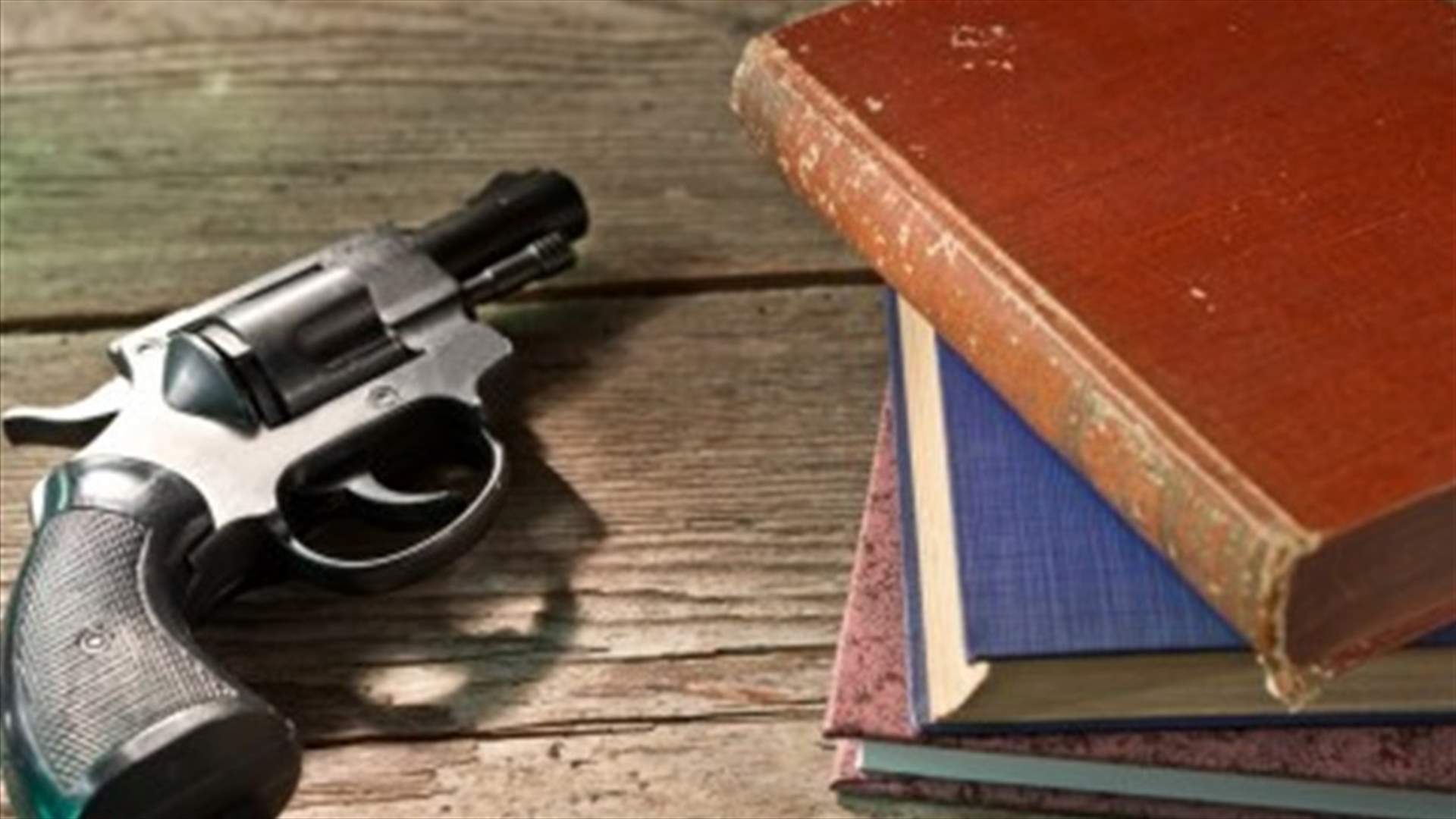 أستاذ غضب من تلاميذه فأطلق النار داخل الصفّ!