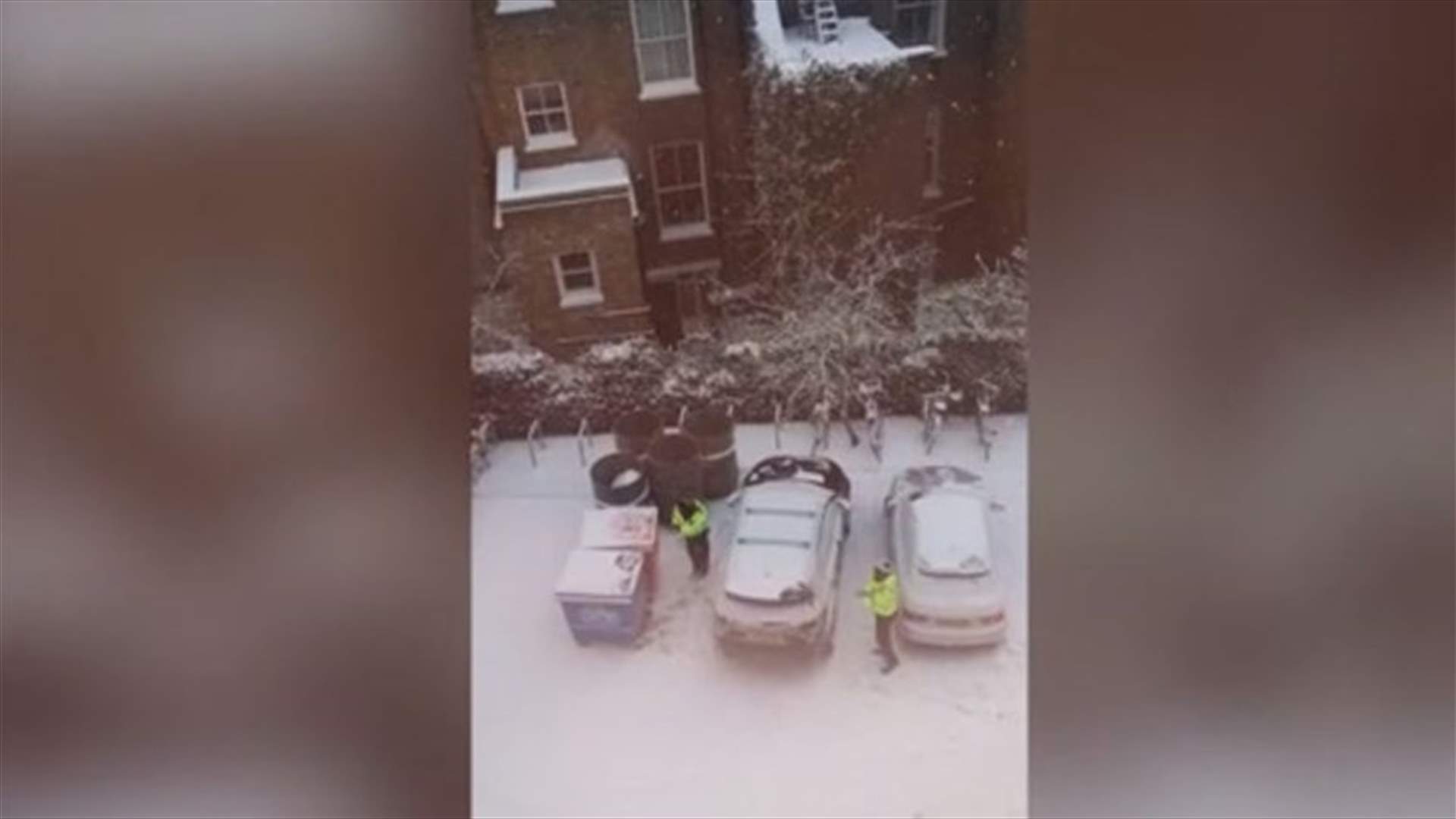 بالفيديو- ماذا فعل شرطيان قبل دوام العمل خلال عاصفة ثلجية؟