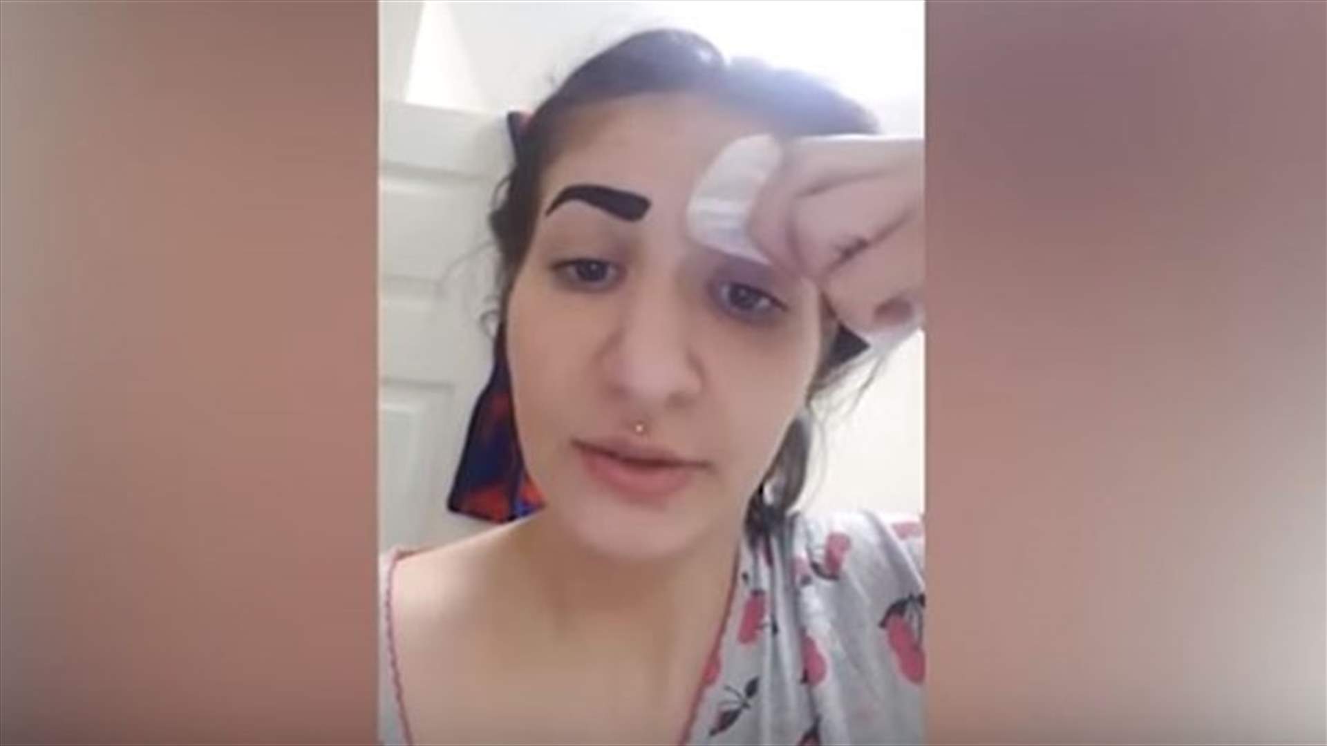 بالفيديو – تعليمات وشم الحاجبين باللغة الصينية كلّفتها خسارة حاجبيها!
