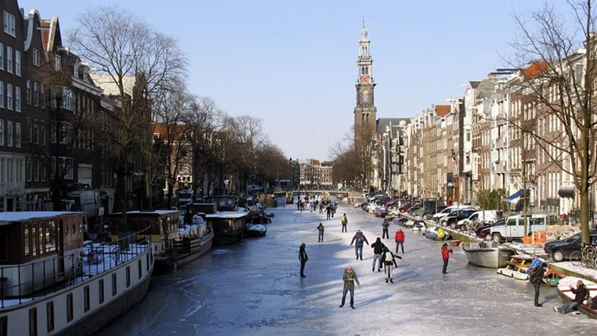 VIDEO - Ice Skaters Glide Over Frozen Canal In Amsterdam During Icy Weather