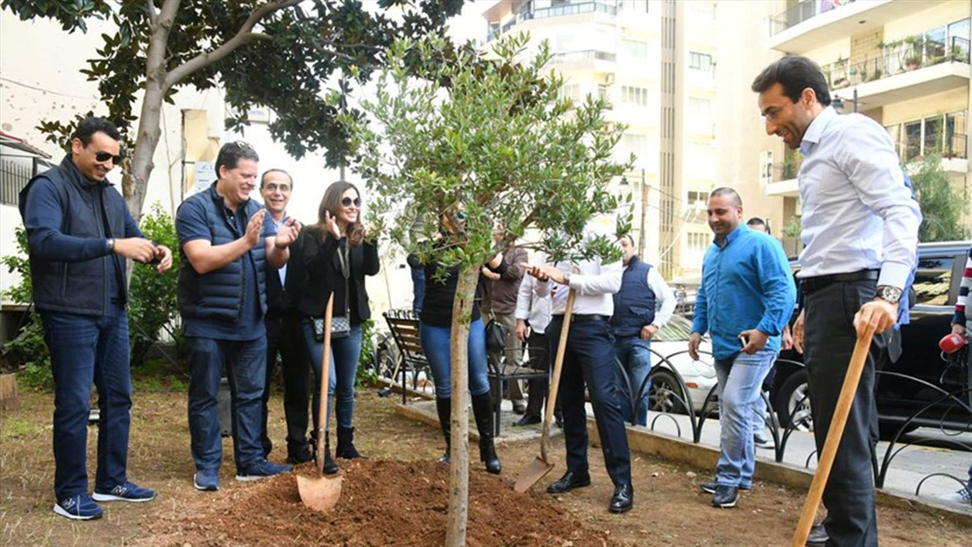 شبيب زرع شجرة زيتون في حديقة فرنسوا الحاج: المساحات الخضراء ستغطي بيروت بسرعة قياسية