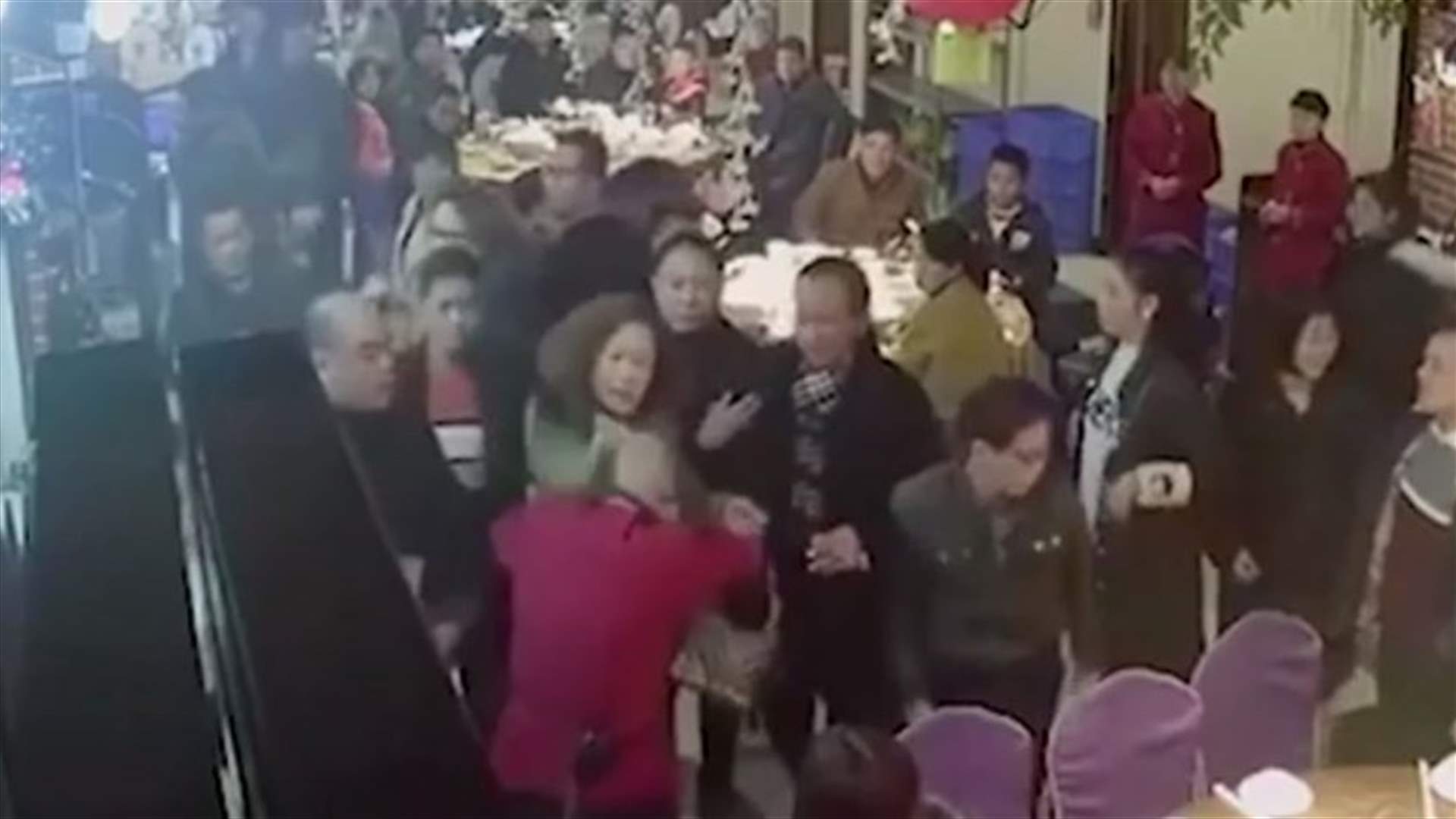 بالفيديو- نادلة تتعرّض للضرب من قبل مجموعة من العملاء... ماذا طلبت؟