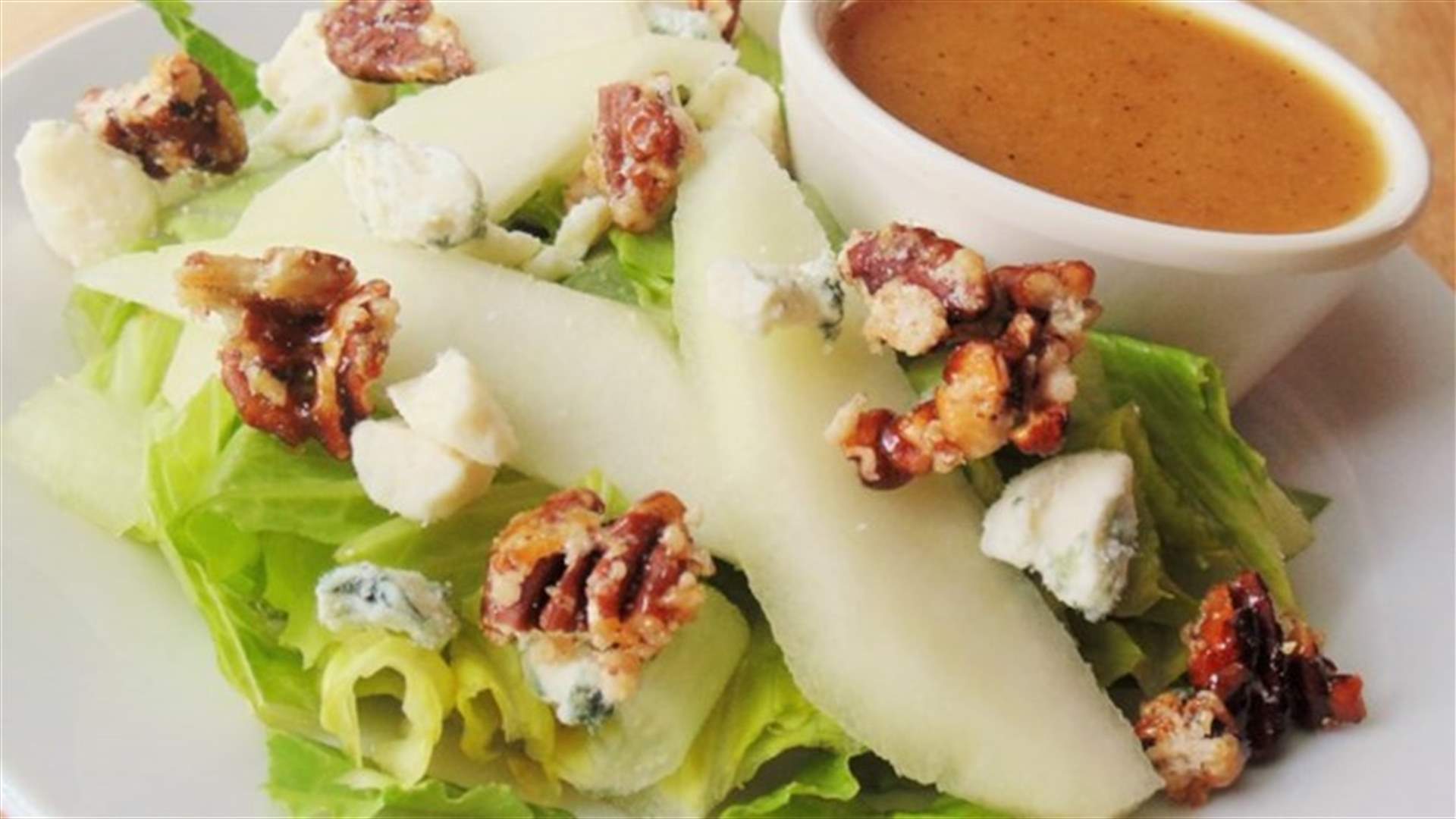 للتمتع بطبق صحي وغنيّ...حضّروا سلطة الروكفور مع الإجاص