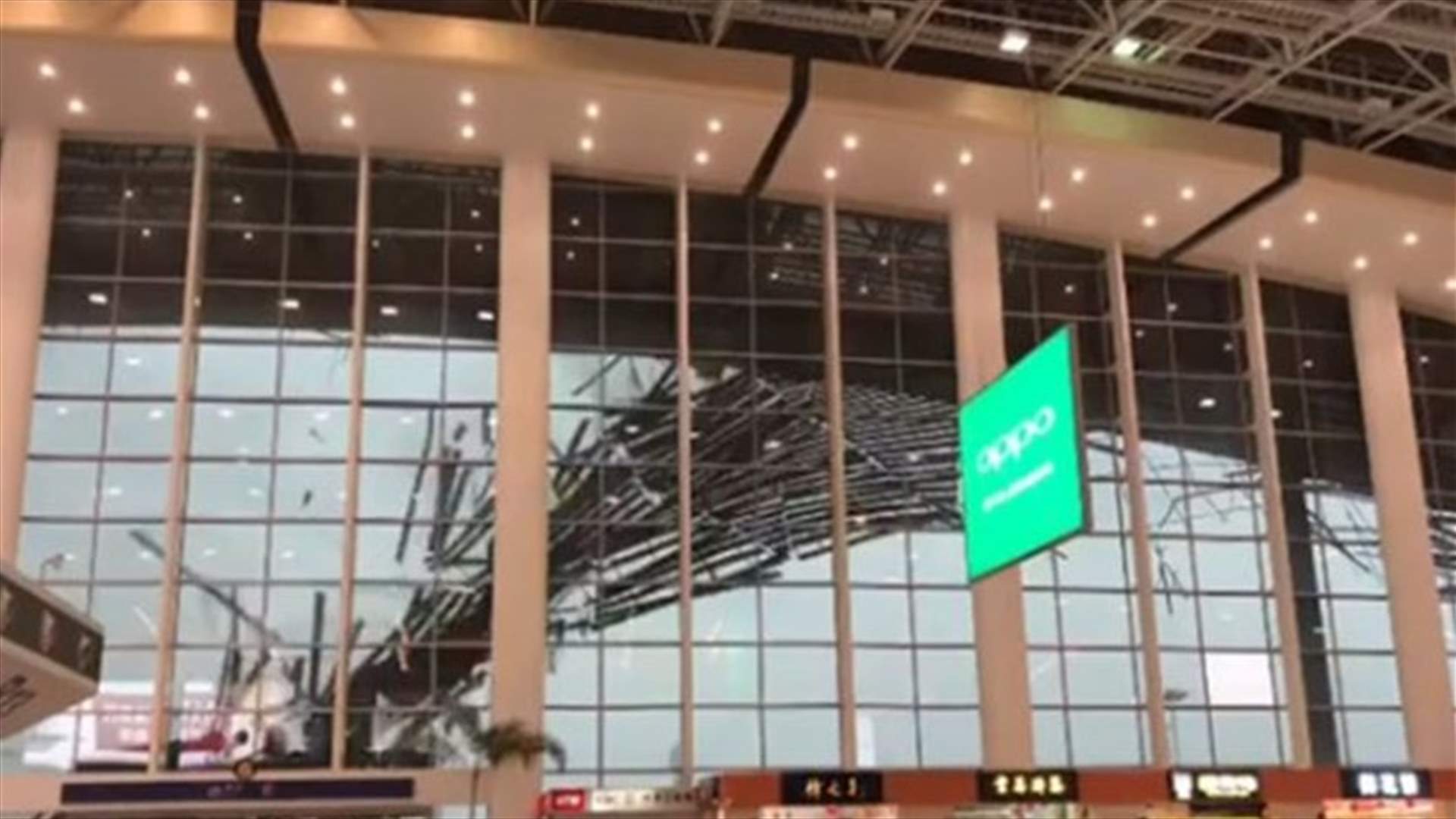 بالفيديو-  انهيار السقف في مطار دولي!