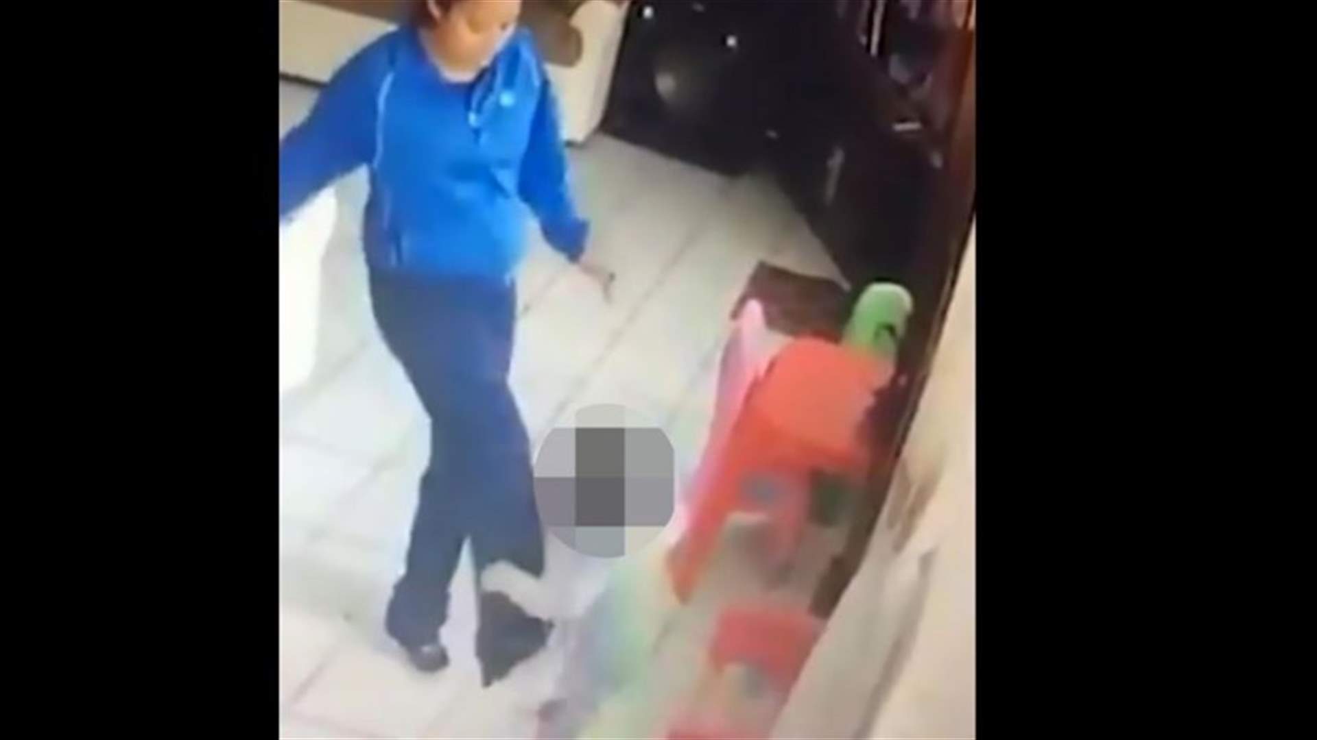 بالفيديو – ما فعلته هذه المربية مع التوأم الرضيع لا يُصدق... هذا ما كشفته كاميرا المراقبة!