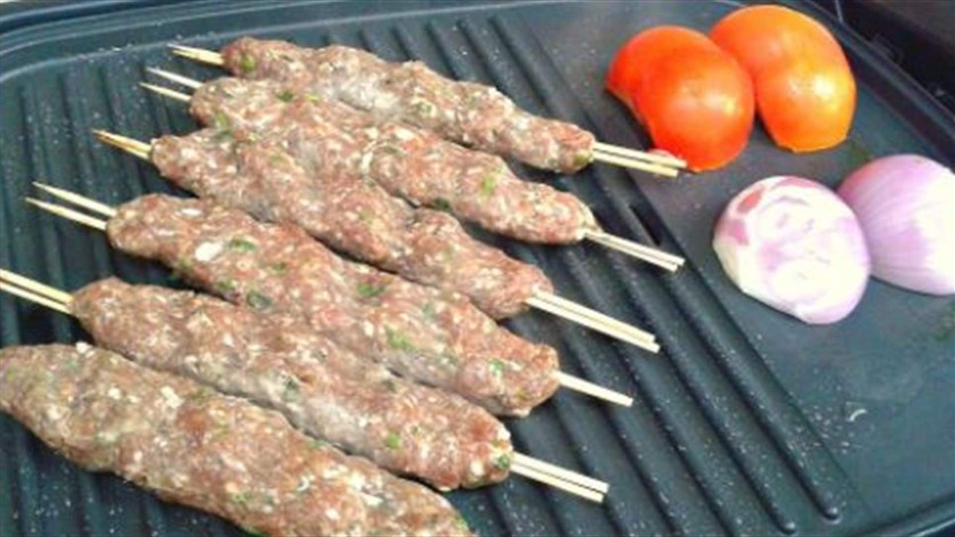 ما هي الطريقة الأفضل لتثبيت الكفتة على أسياخ الشّواء؟