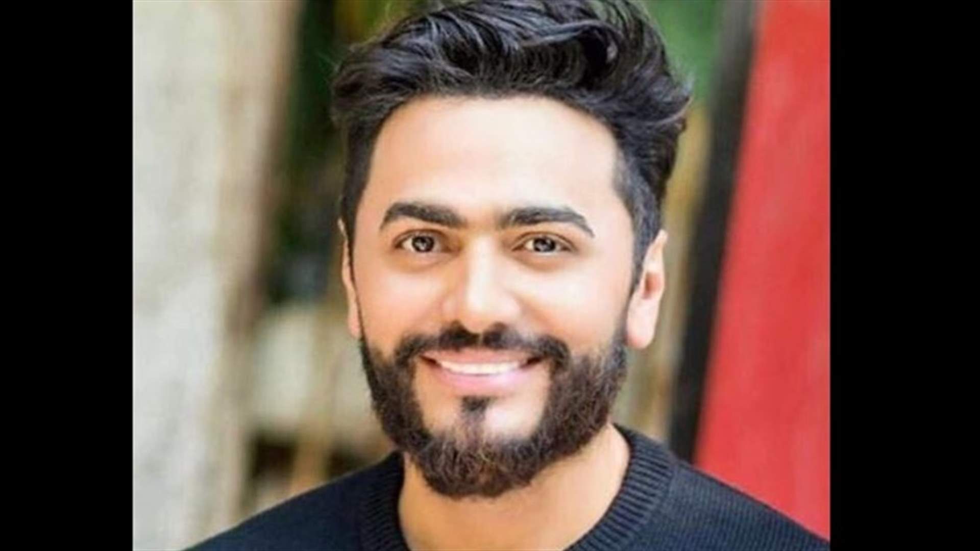 صورة لتامر حسني إلى جانب منقبات سعوديات تثير الجدل...ما السبب؟