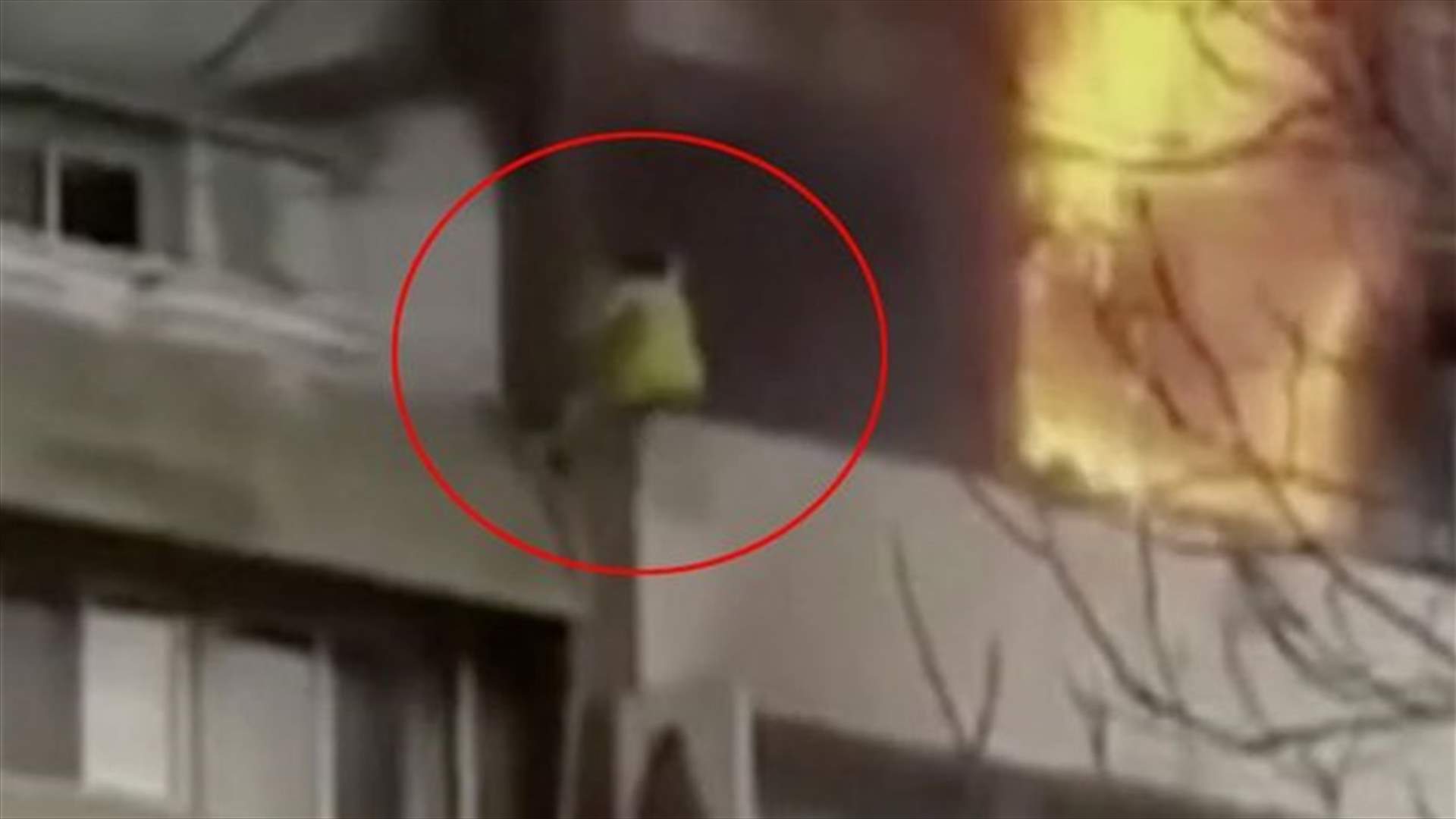بالفيديو- حاولت انقاذ نفسها من النيران... فسقطت من الطابق السادس!