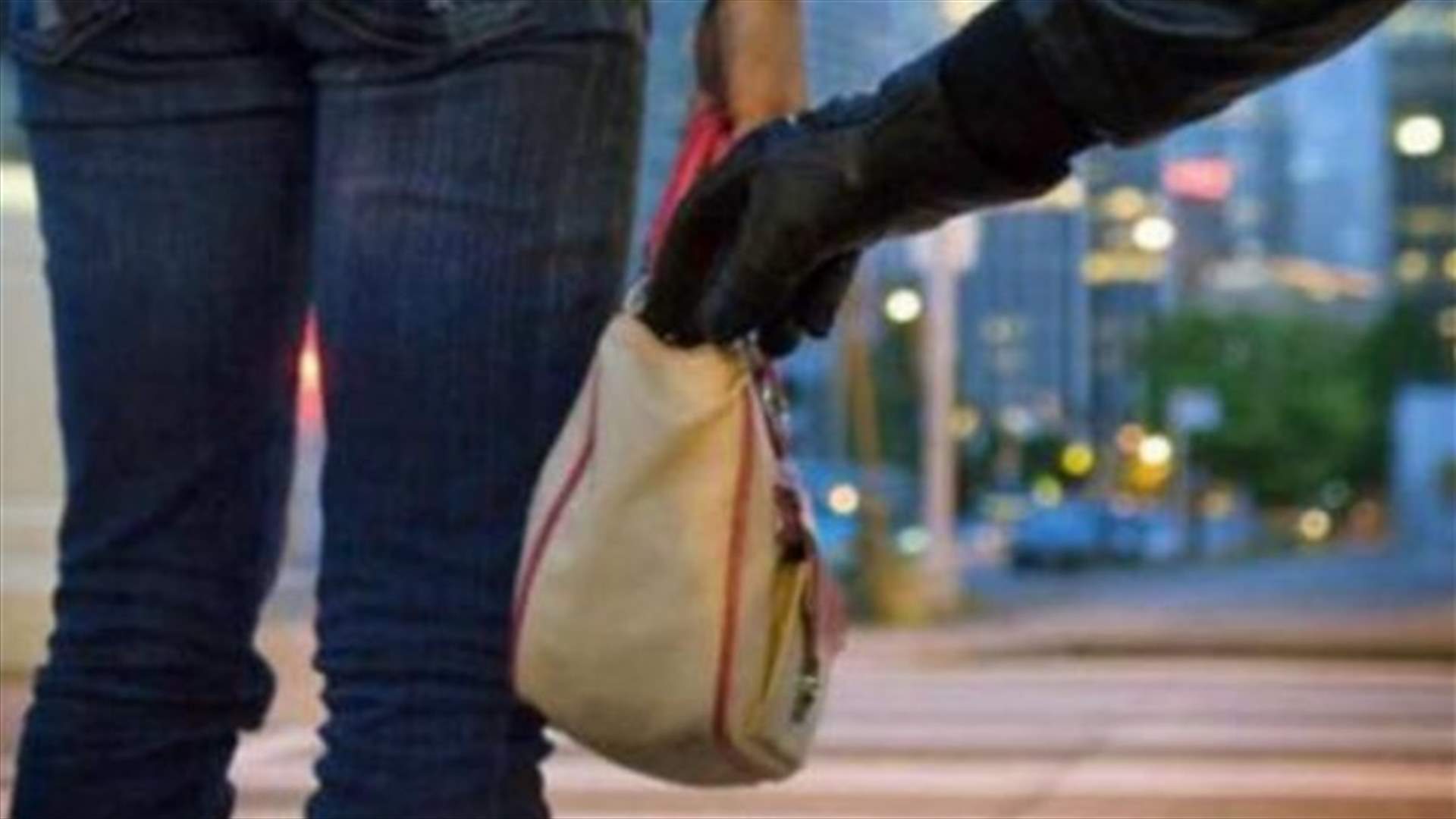 ممثلة لبنانية تتعرّض لمحاولة نشل.. هذا ما حصل معها