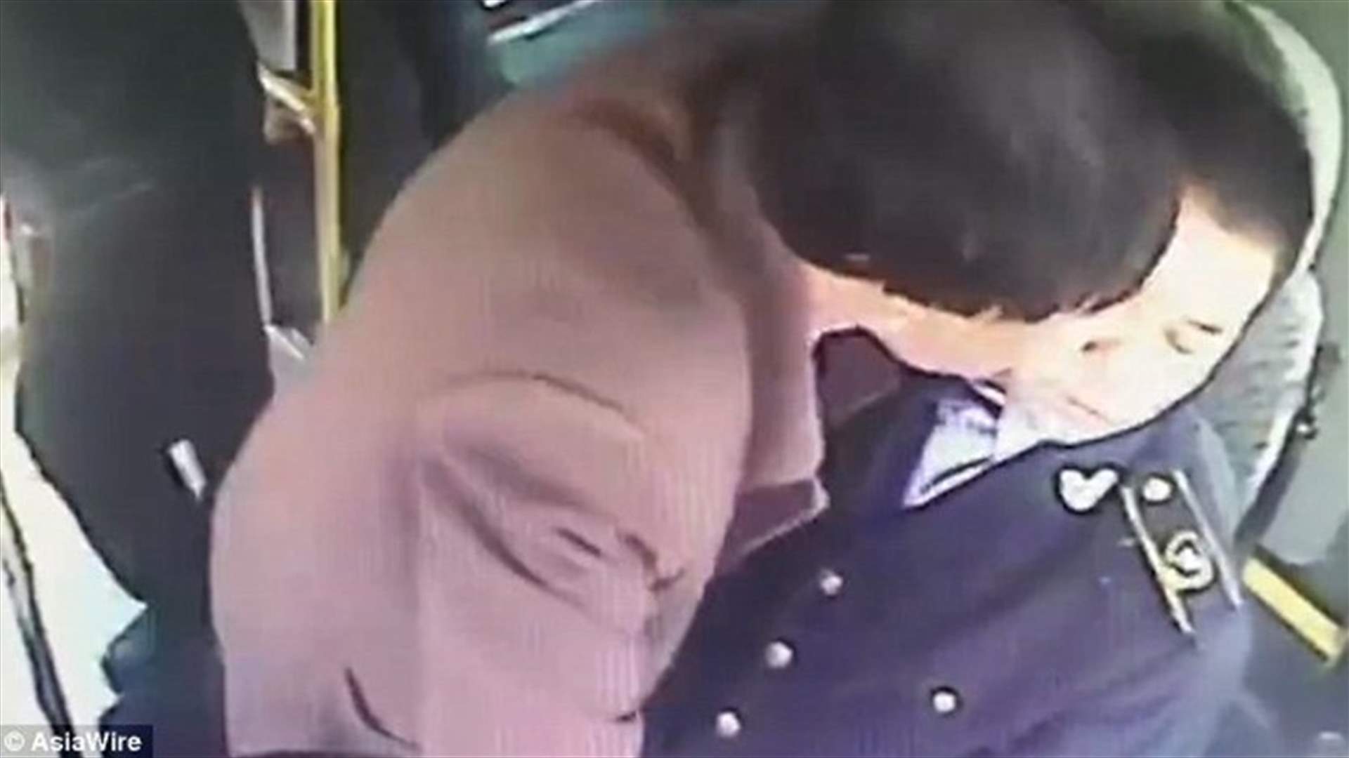 بالفيديو- رجل في حالة سكر يقضم سائق حافلة في وجهه
