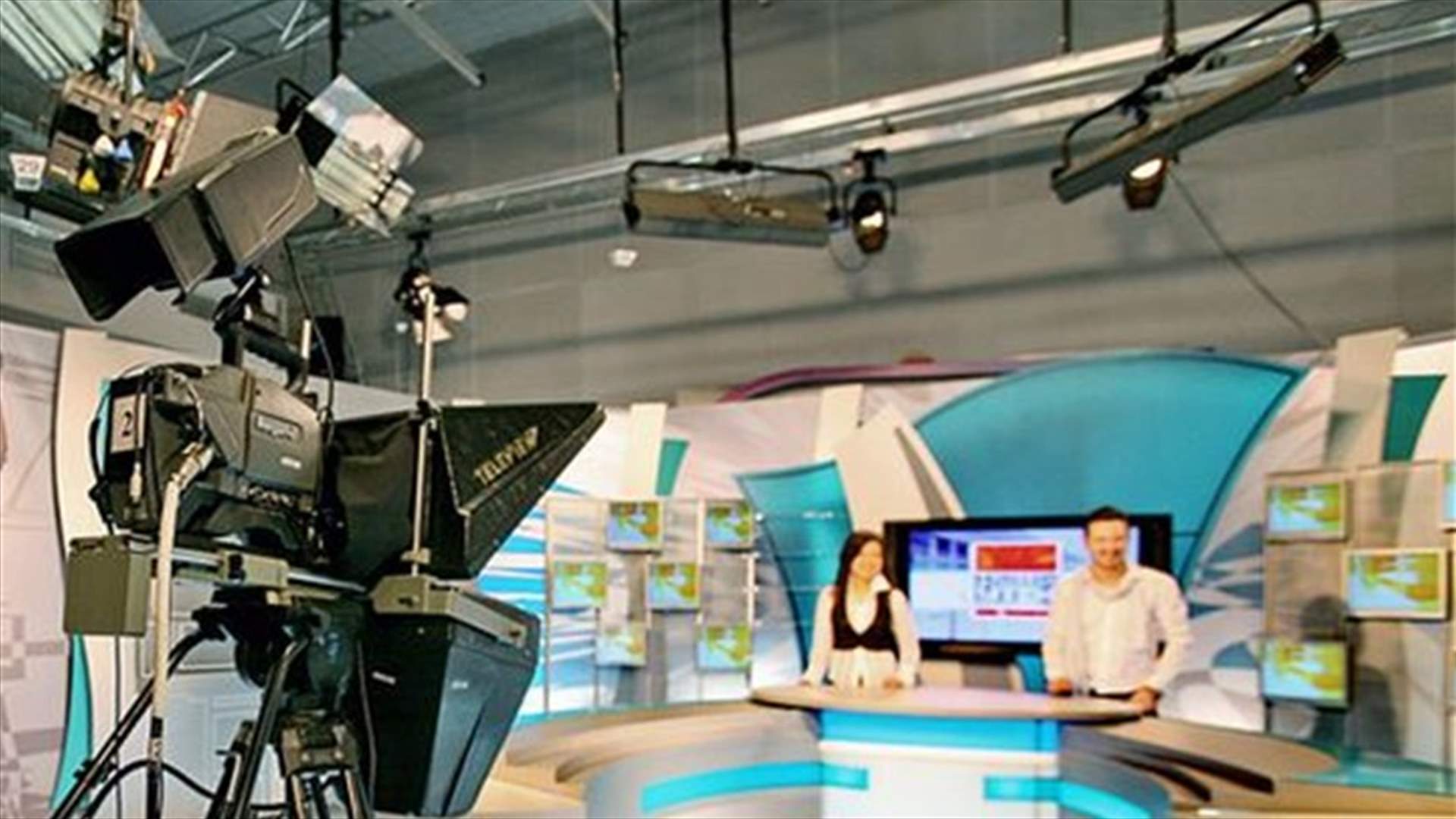 إعلامية شهيرة تتعرى مباشرة على الهواء...وهكذا ردّ زوجها!