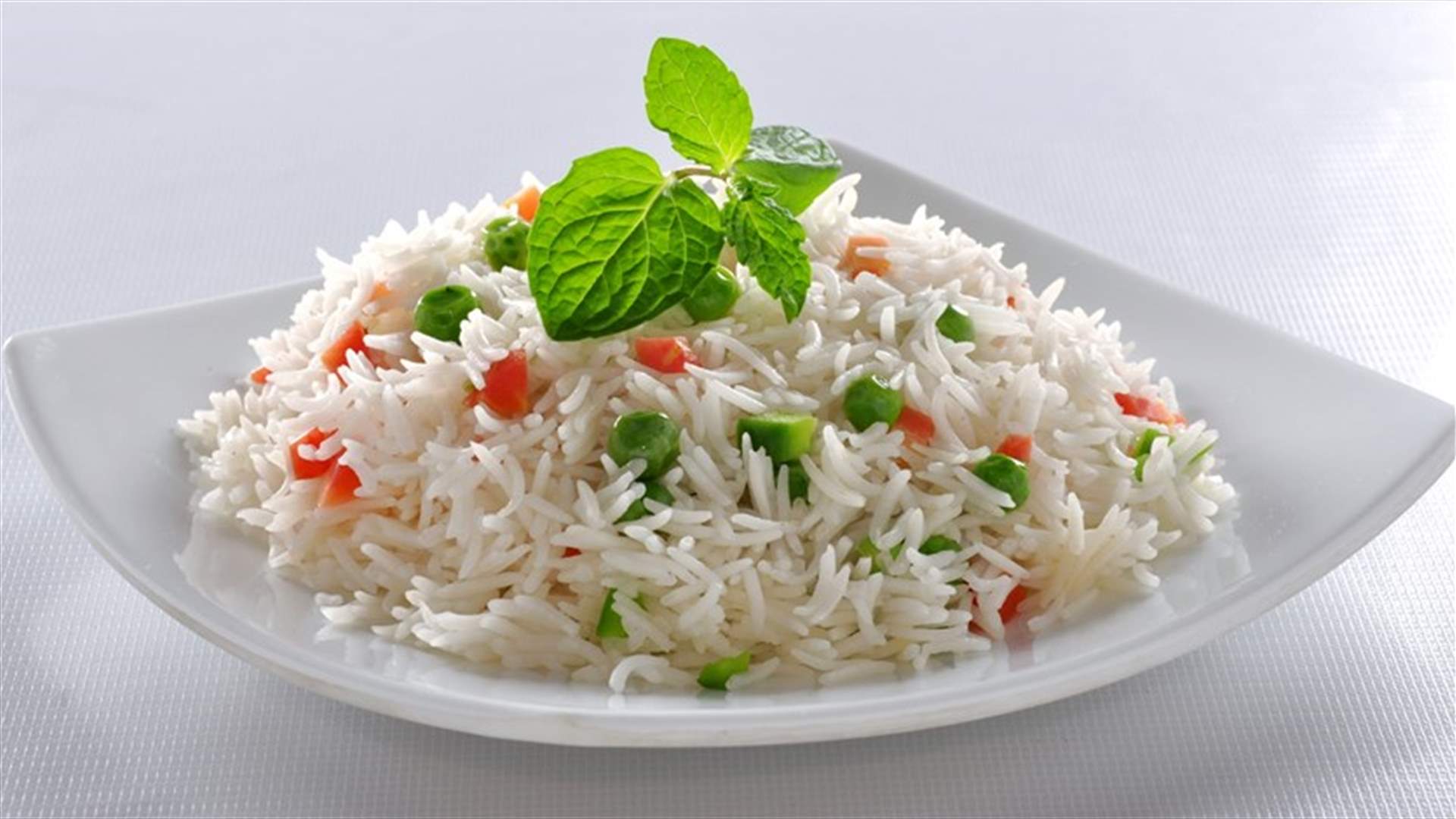 بالفيديو – مطعم سعودي يقدّم الأرز بالصراصير!