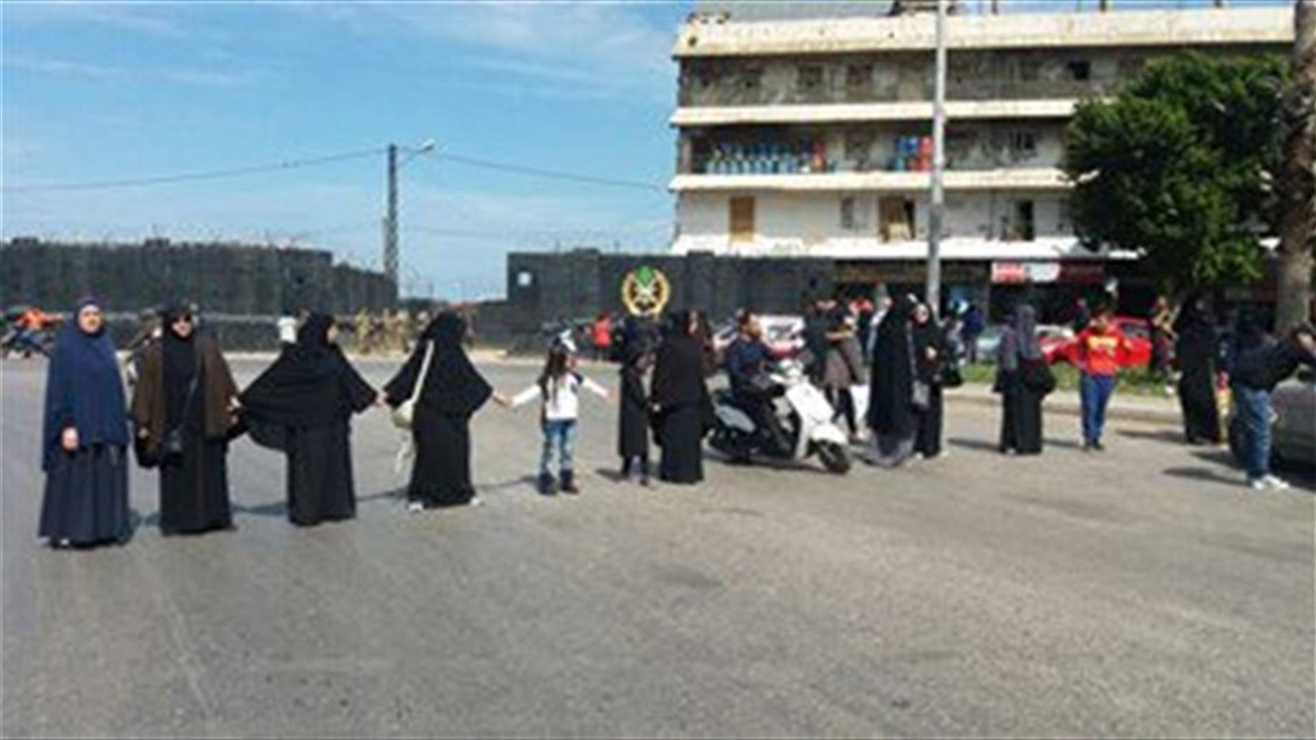 [PHOTOS] Families of Islamist detainees cut road in Tripoli