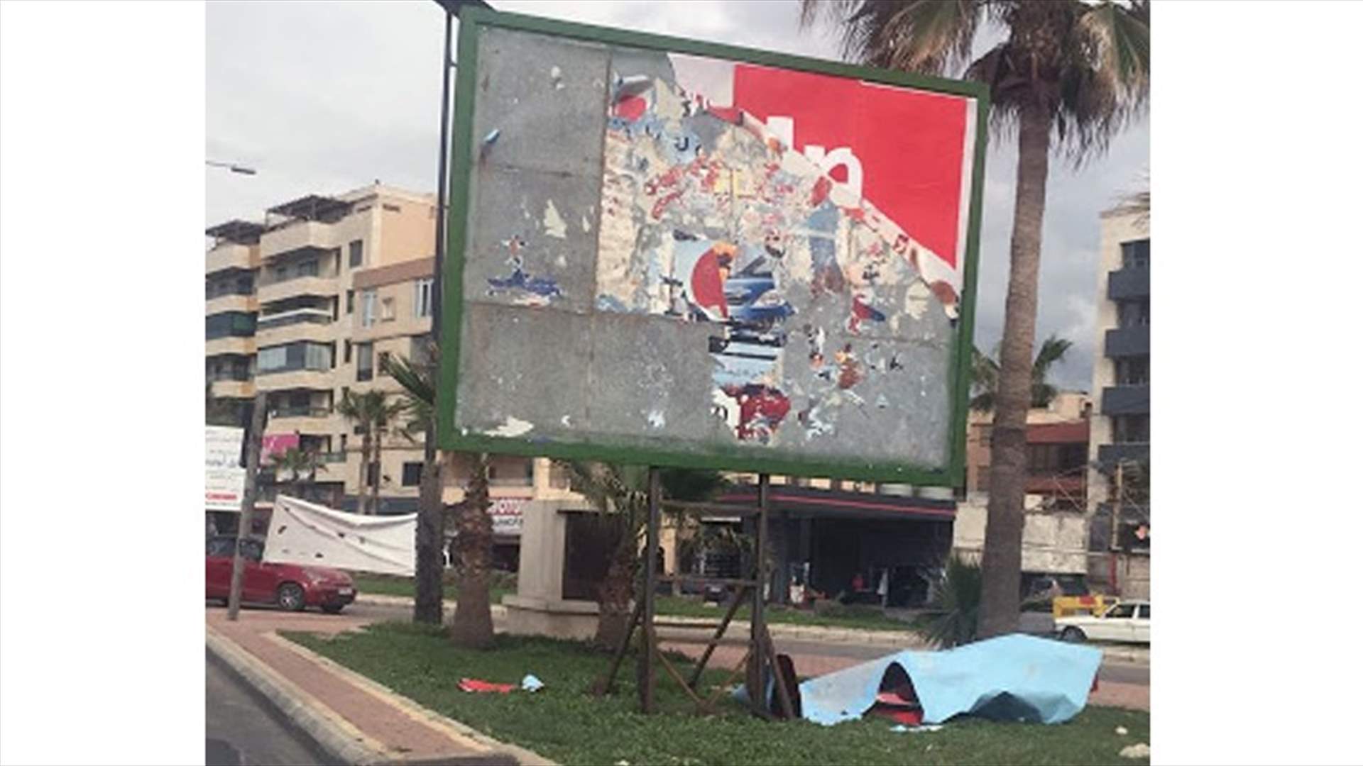 بالصورة - تمزيق لافتات انتخابية لـ"القوات اللبنانية" في صيدا