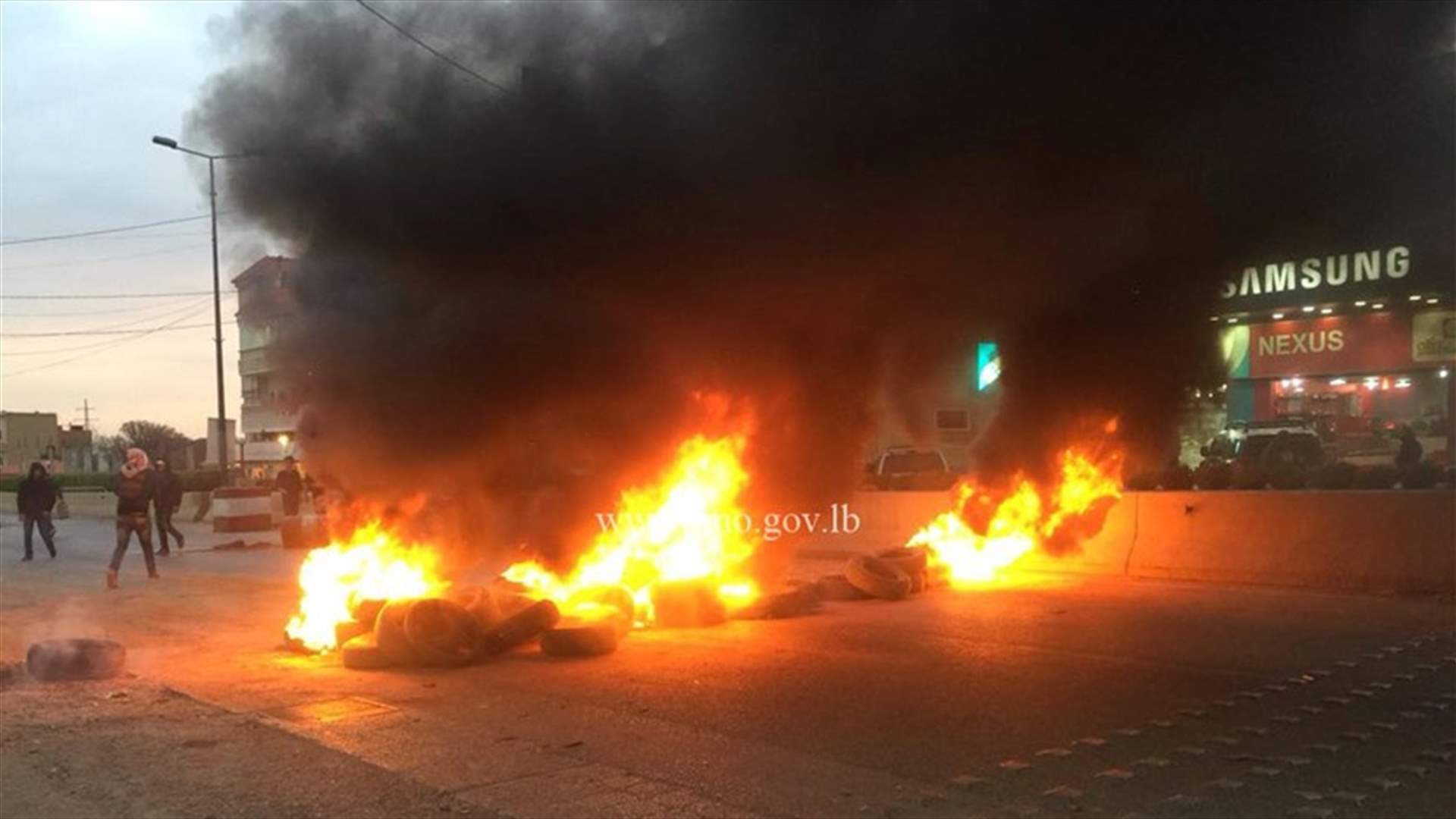 بالصورة - قطع طريق عام رياق بعلبك عند مفرق بريتال بالاطارات المشتعلة من قبل بعض المحتجين