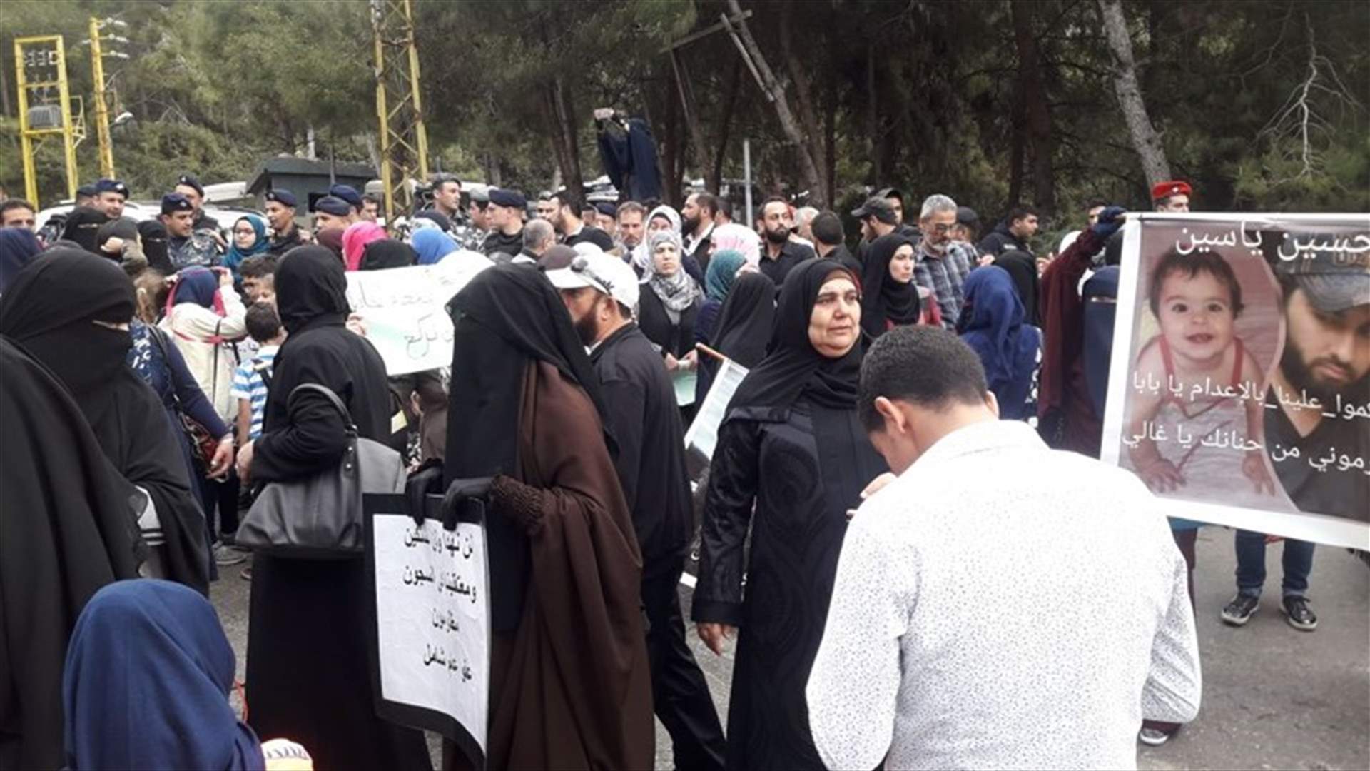 بالصورة - اهالي الموقوفين الاسلاميين يقطعون الطريق أمام سجن رومية